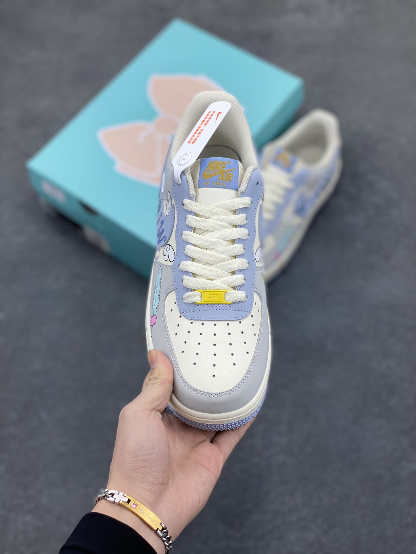 图片[2]-二次元手绘涂鸦“小天使”🧡“Cherub”🧡 空军一号定制板鞋 小天使就像一束光，照亮了身边每一个角落，温暖着每一个人的心。她或许没有真正的翅膀，可她善良、纯真的举动，让大家都坚信，她就是降临人间的小天使 ，给这个平凡的世界带来无尽的美好与希望。 货号：DB3301-711 尺码：36 36.5 37.5 38 38.5 39 40 40.5 41 42 42.5 43 44 44.5 45-选品中心