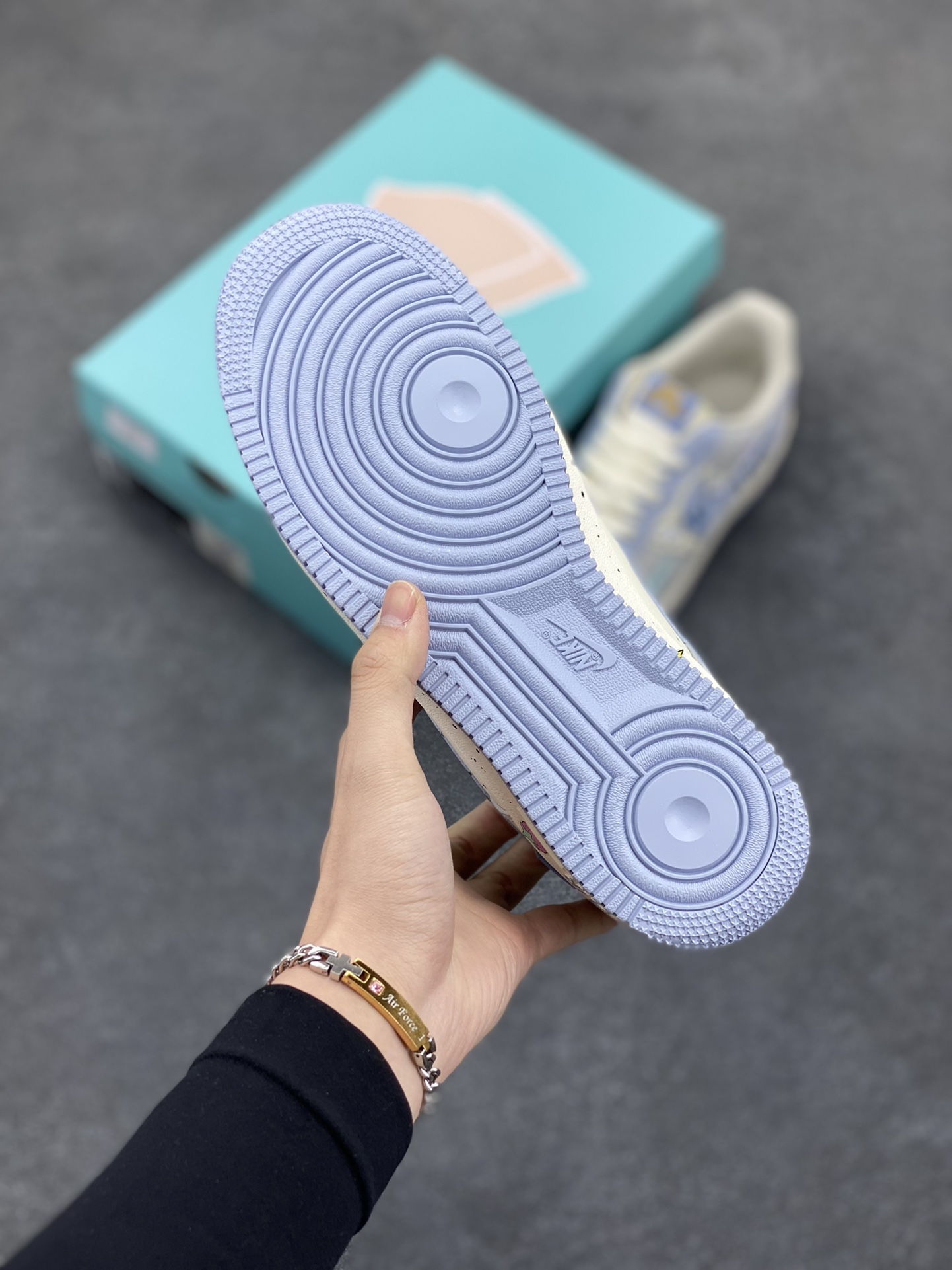 图片[5]-二次元手绘涂鸦“小天使”🧡“Cherub”🧡 空军一号定制板鞋 小天使就像一束光，照亮了身边每一个角落，温暖着每一个人的心。她或许没有真正的翅膀，可她善良、纯真的举动，让大家都坚信，她就是降临人间的小天使 ，给这个平凡的世界带来无尽的美好与希望。 货号：DB3301-711 尺码：36 36.5 37.5 38 38.5 39 40 40.5 41 42 42.5 43 44 44.5 45-选品中心