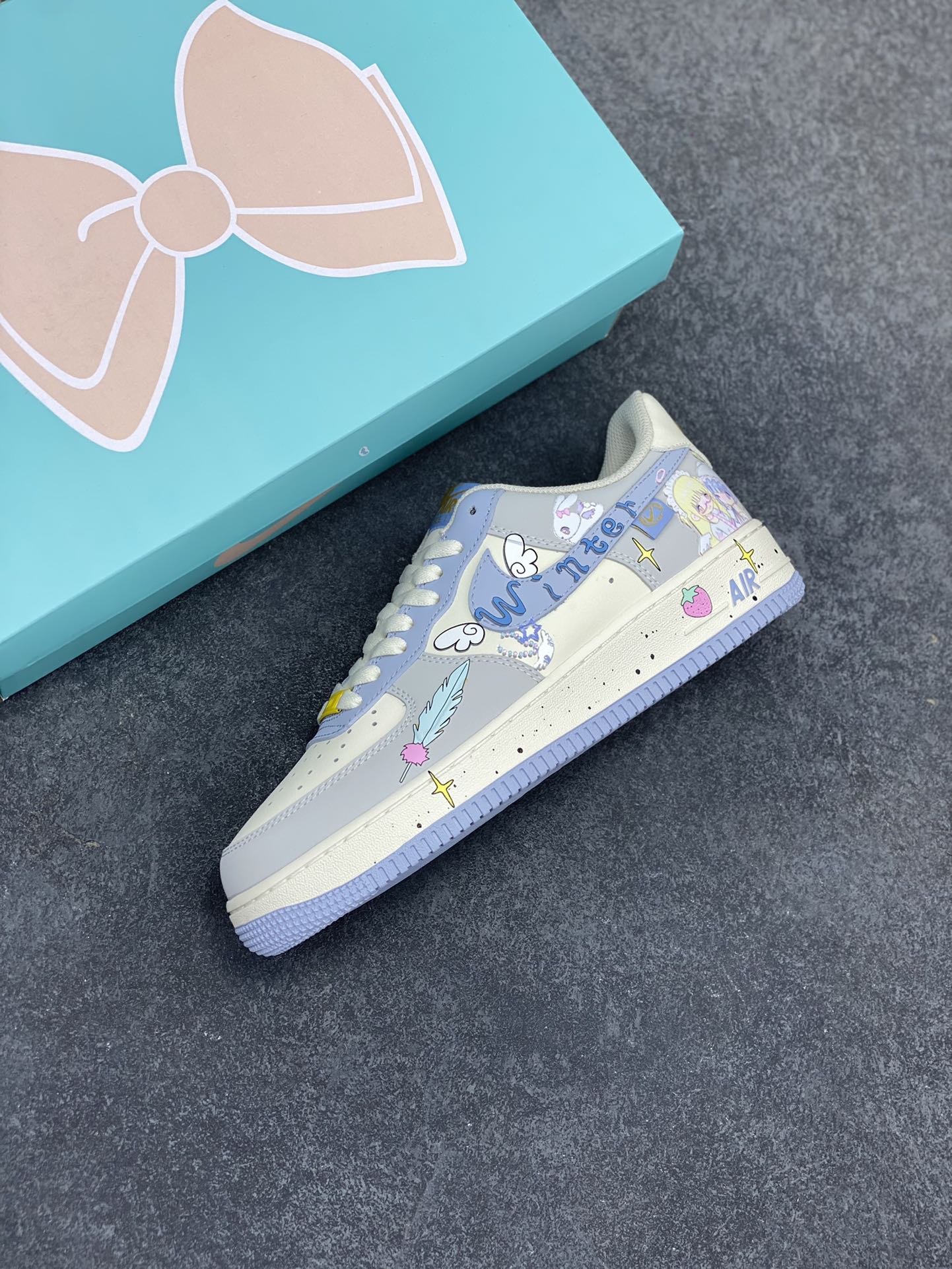 图片[7]-二次元手绘涂鸦“小天使”🧡“Cherub”🧡 空军一号定制板鞋 小天使就像一束光，照亮了身边每一个角落，温暖着每一个人的心。她或许没有真正的翅膀，可她善良、纯真的举动，让大家都坚信，她就是降临人间的小天使 ，给这个平凡的世界带来无尽的美好与希望。 货号：DB3301-711 尺码：36 36.5 37.5 38 38.5 39 40 40.5 41 42 42.5 43 44 44.5 45-选品中心
