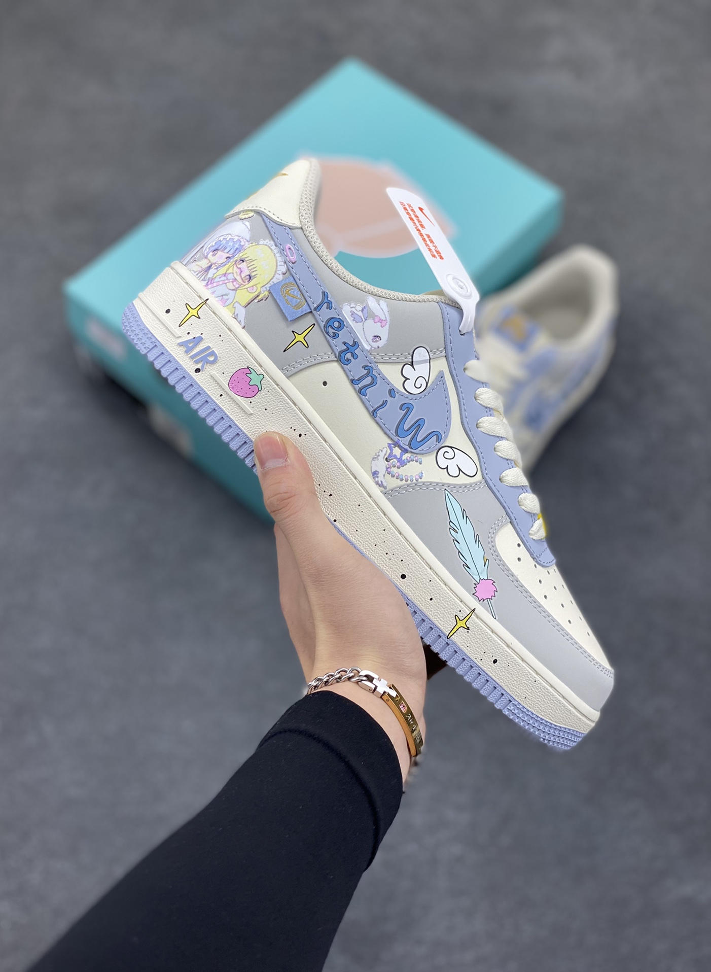 二次元手绘涂鸦“小天使”🧡“Cherub”🧡 空军一号定制板鞋 小天使就像一束光,照亮了身边每一个角落,温暖着每一个人的心。她或许没有真正的翅膀,可她善良、纯真的举动,让大家都坚信,她就是降临人间的小天使 ,给这个平凡的世界带来无尽的美好与希望。 货号:DB3301-711 尺码:36 36.5 37.5 38 38.5 39 40 40.5 41 42 42.5 43 44 44.5 45-选品中心