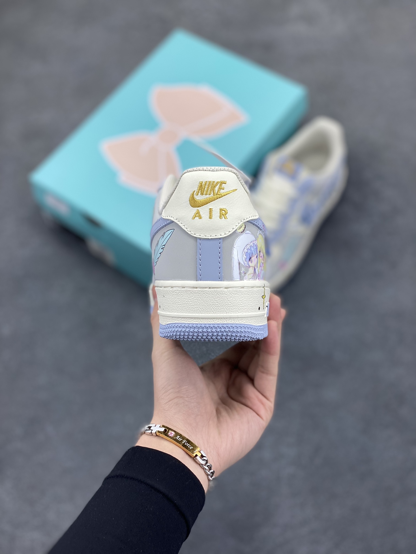 图片[4]-二次元手绘涂鸦“小天使”🧡“Cherub”🧡 空军一号定制板鞋 小天使就像一束光，照亮了身边每一个角落，温暖着每一个人的心。她或许没有真正的翅膀，可她善良、纯真的举动，让大家都坚信，她就是降临人间的小天使 ，给这个平凡的世界带来无尽的美好与希望。 货号：DB3301-711 尺码：36 36.5 37.5 38 38.5 39 40 40.5 41 42 42.5 43 44 44.5 45-选品中心