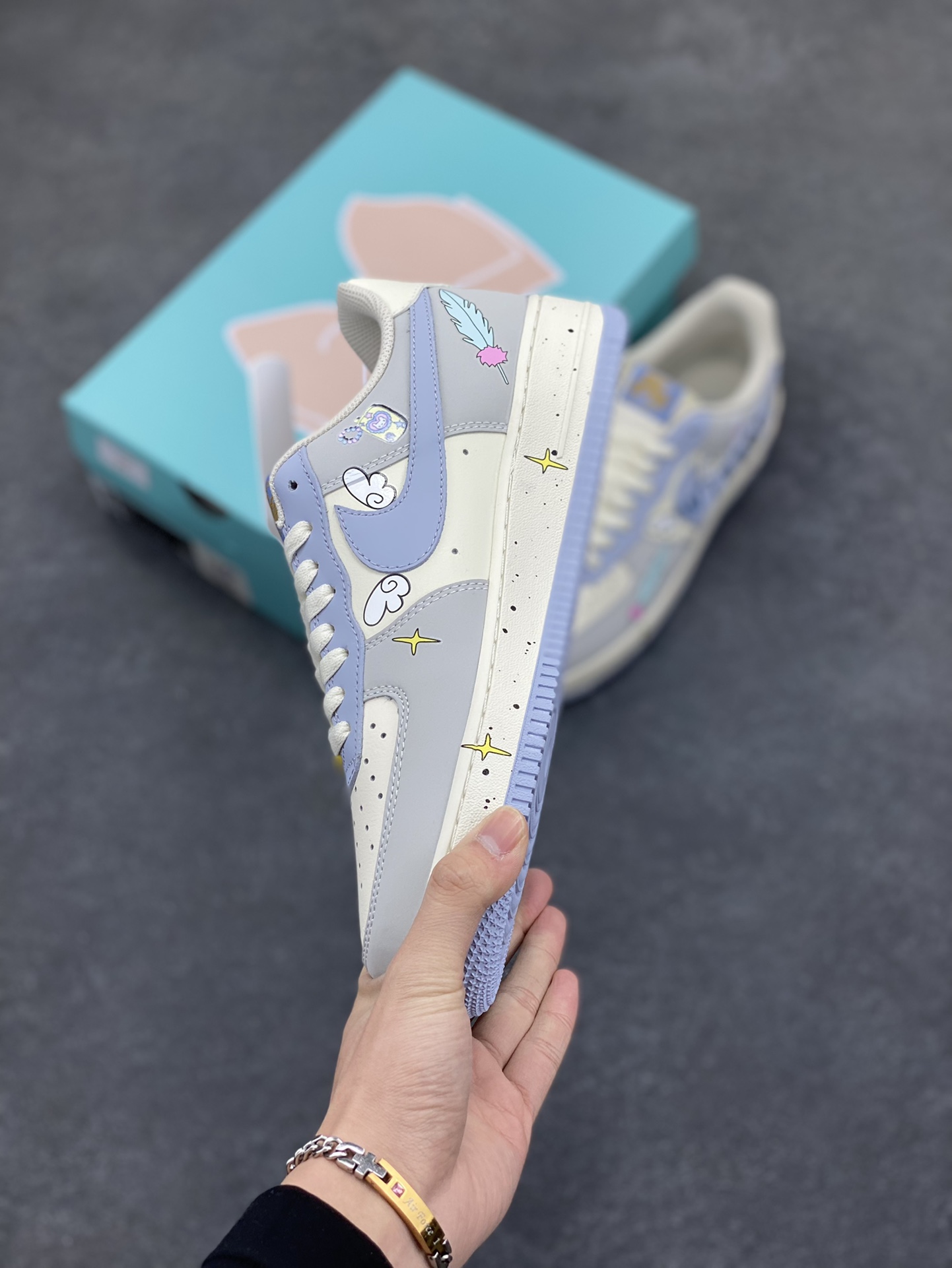 图片[3]-二次元手绘涂鸦“小天使”🧡“Cherub”🧡 空军一号定制板鞋 小天使就像一束光，照亮了身边每一个角落，温暖着每一个人的心。她或许没有真正的翅膀，可她善良、纯真的举动，让大家都坚信，她就是降临人间的小天使 ，给这个平凡的世界带来无尽的美好与希望。 货号：DB3301-711 尺码：36 36.5 37.5 38 38.5 39 40 40.5 41 42 42.5 43 44 44.5 45-选品中心