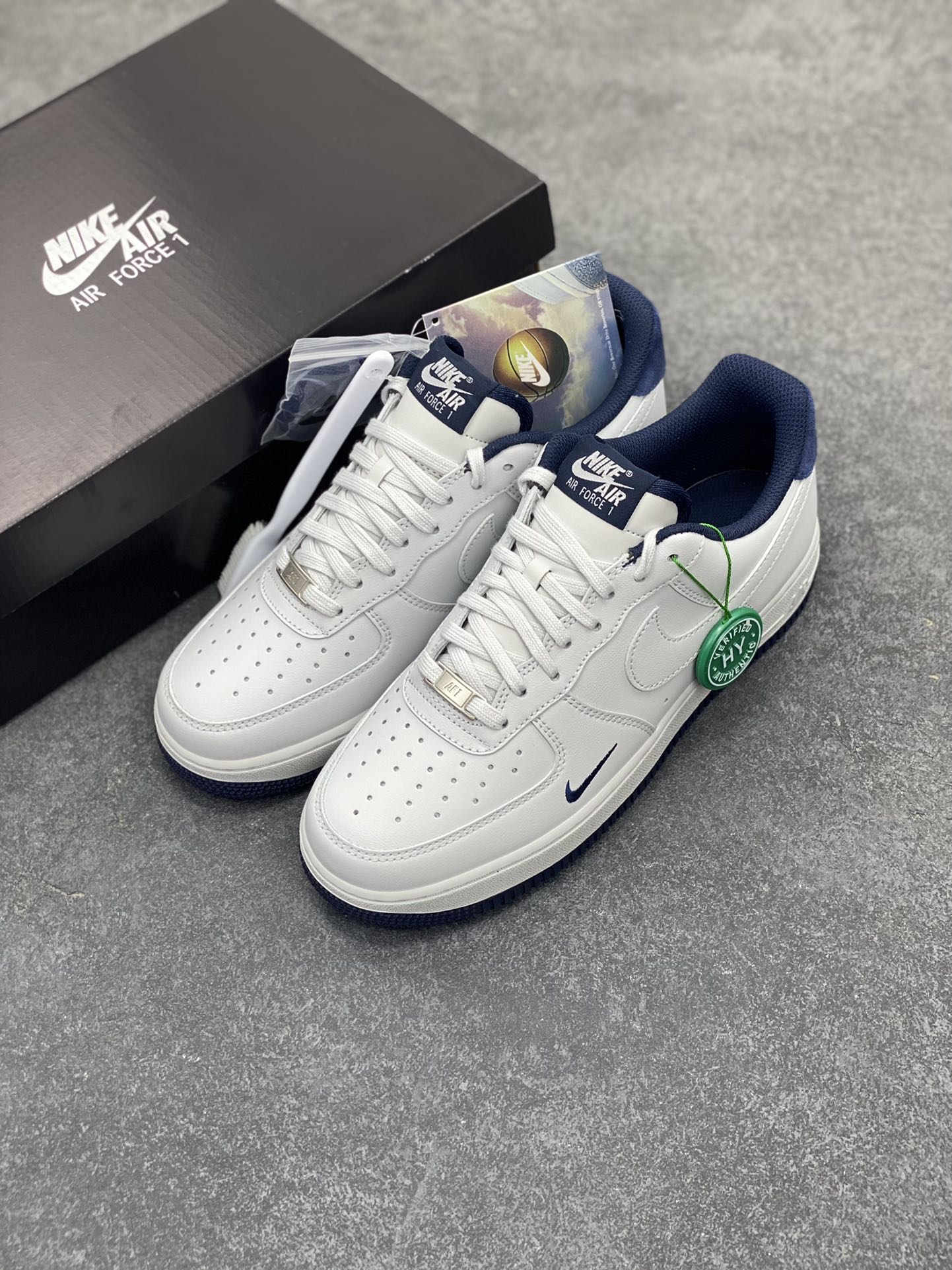 图片[8]-HY版本💯 Air Force 1\’ 07 深蓝小勾 原楦头原纸板 打造纯正空军版型 专注外贸渠道 全掌内置蜂窝气垫 #原盒配件 原厂中底钢印、拉帮完美 货号：HM9483-001 尺码：35.5 36 36.5 37.5 38 38.5 39 40 40.5 41 42 42.5 43 44 44.5 45 46 47-选品中心