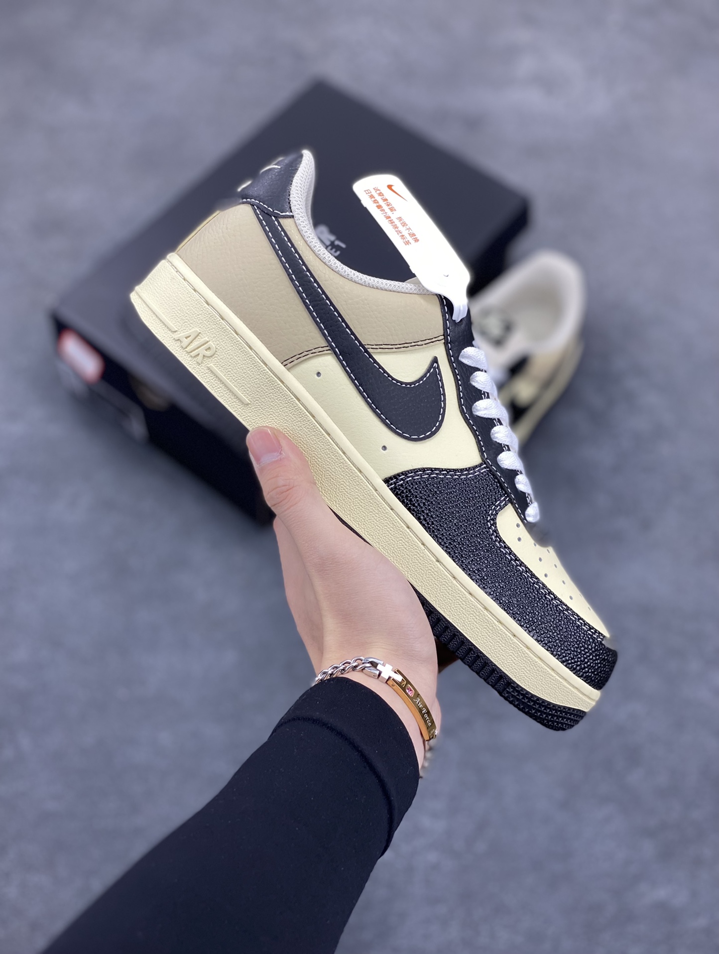 Nike Air Force 1 Low 原楦头原纸板 打造纯正空军版型 专注外贸渠道 全掌内置蜂窝气垫 原盒配件 原厂中底钢印、拉帮完美 货号：XL2501-101 尺码：36 36.5 37.5 38 38.5 39 40 40.5 41 42 42.5 43 44 44.5 45-选品中心
