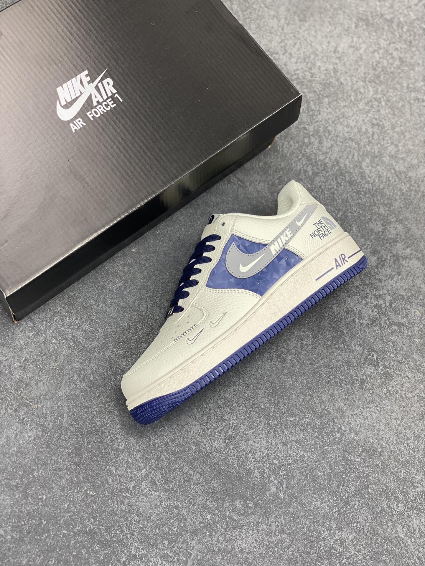图片[7]-Nike Air Force 1 Low 空军一号低帮百搭休闲运动板鞋。柔软、弹性十足的缓震性能和出色的中底设计，横跨复古与现代的外型结合，造就出风靡全球三十多年的Force 1，直到今天还深受青睐。 货号：DM6688-001 尺码：36 37.5 38 39 40 40.5 41 42 42.5 43 44 45-选品中心