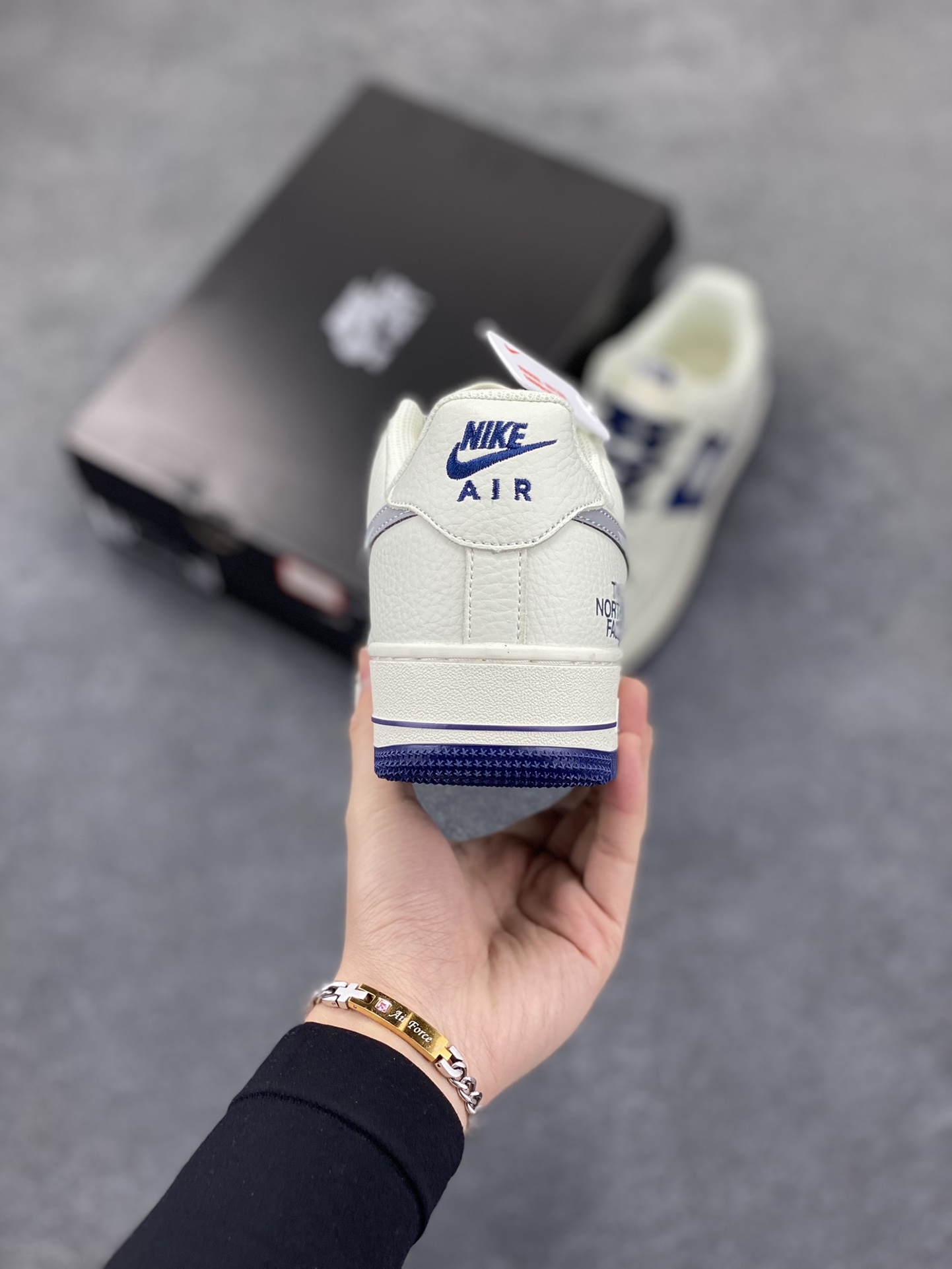 图片[4]-Nike Air Force 1 Low 空军一号低帮百搭休闲运动板鞋。柔软、弹性十足的缓震性能和出色的中底设计，横跨复古与现代的外型结合，造就出风靡全球三十多年的Force 1，直到今天还深受青睐。 货号：DM6688-001 尺码：36 37.5 38 39 40 40.5 41 42 42.5 43 44 45-选品中心
