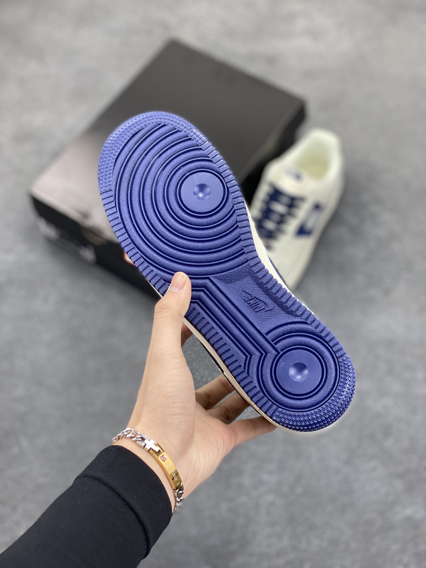 图片[5]-Nike Air Force 1 Low 空军一号低帮百搭休闲运动板鞋。柔软、弹性十足的缓震性能和出色的中底设计，横跨复古与现代的外型结合，造就出风靡全球三十多年的Force 1，直到今天还深受青睐。 货号：DM6688-001 尺码：36 37.5 38 39 40 40.5 41 42 42.5 43 44 45-选品中心