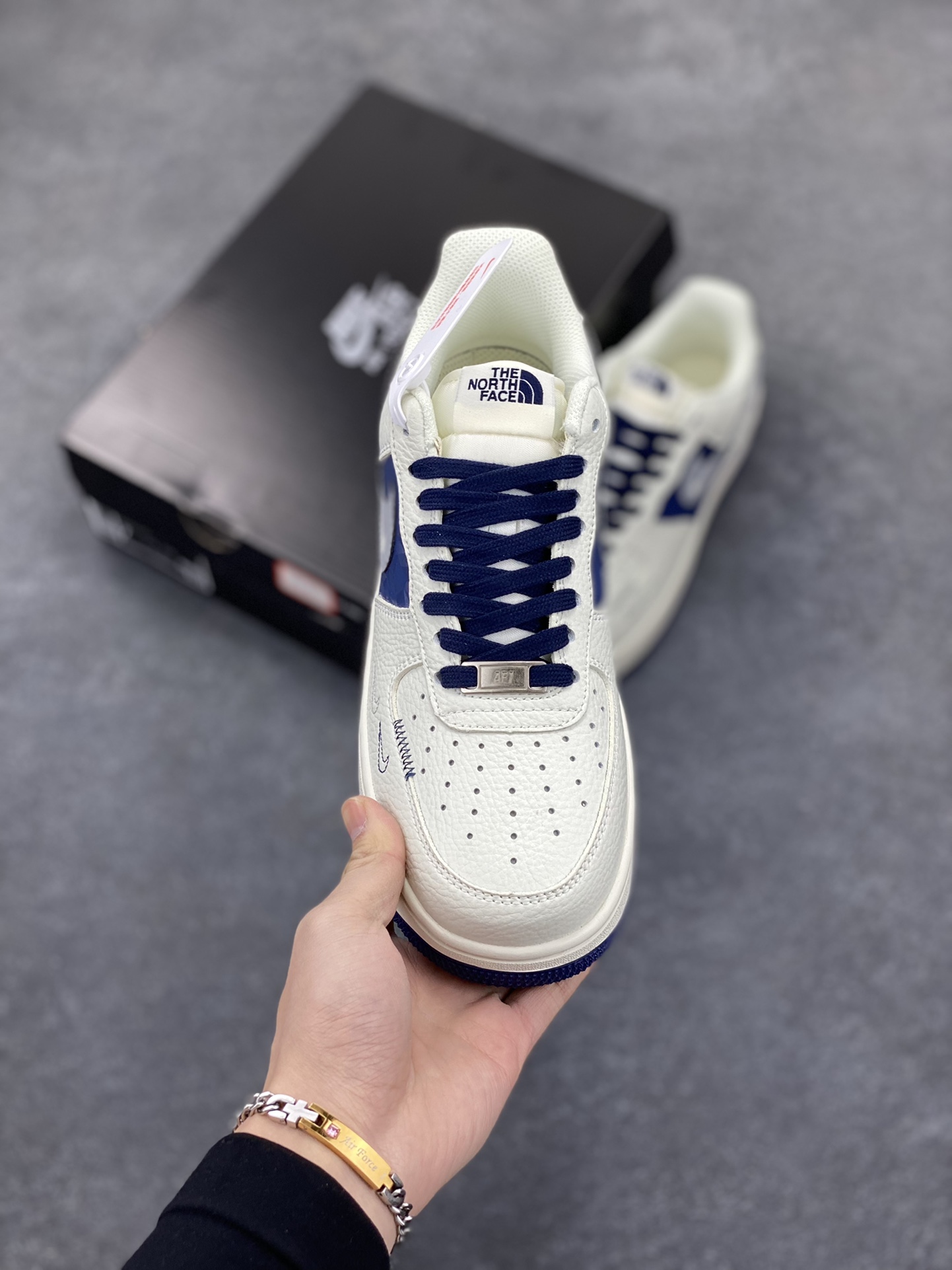 图片[2]-Nike Air Force 1 Low 空军一号低帮百搭休闲运动板鞋。柔软、弹性十足的缓震性能和出色的中底设计，横跨复古与现代的外型结合，造就出风靡全球三十多年的Force 1，直到今天还深受青睐。 货号：DM6688-001 尺码：36 37.5 38 39 40 40.5 41 42 42.5 43 44 45-选品中心