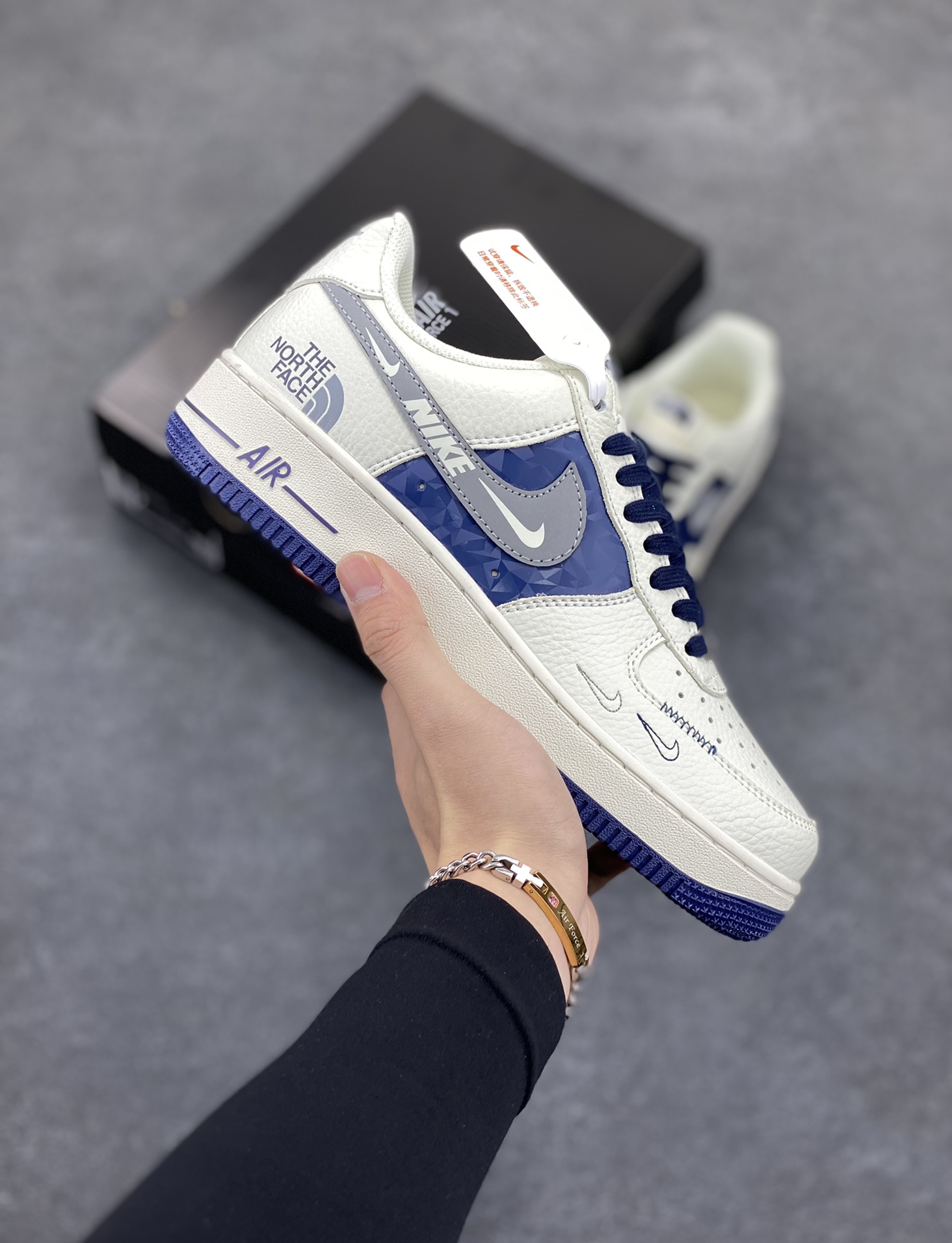 Nike Air Force 1 Low 空军一号低帮百搭休闲运动板鞋。柔软、弹性十足的缓震性能和出色的中底设计，横跨复古与现代的外型结合，造就出风靡全球三十多年的Force 1，直到今天还深受青睐。 货号：DM6688-001 尺码：36 37.5 38 39 40 40.5 41 42 42.5 43 44 45-选品中心