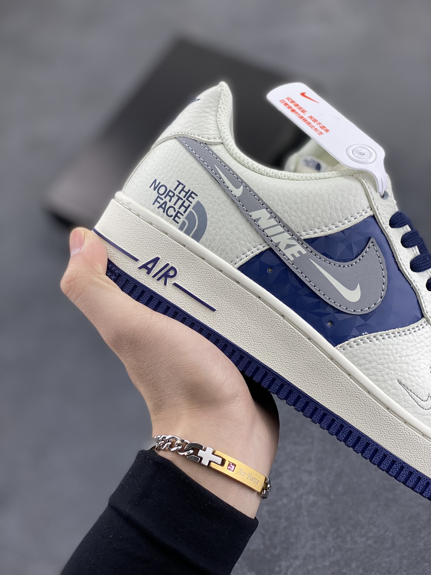 图片[6]-Nike Air Force 1 Low 空军一号低帮百搭休闲运动板鞋。柔软、弹性十足的缓震性能和出色的中底设计，横跨复古与现代的外型结合，造就出风靡全球三十多年的Force 1，直到今天还深受青睐。 货号：DM6688-001 尺码：36 37.5 38 39 40 40.5 41 42 42.5 43 44 45-选品中心