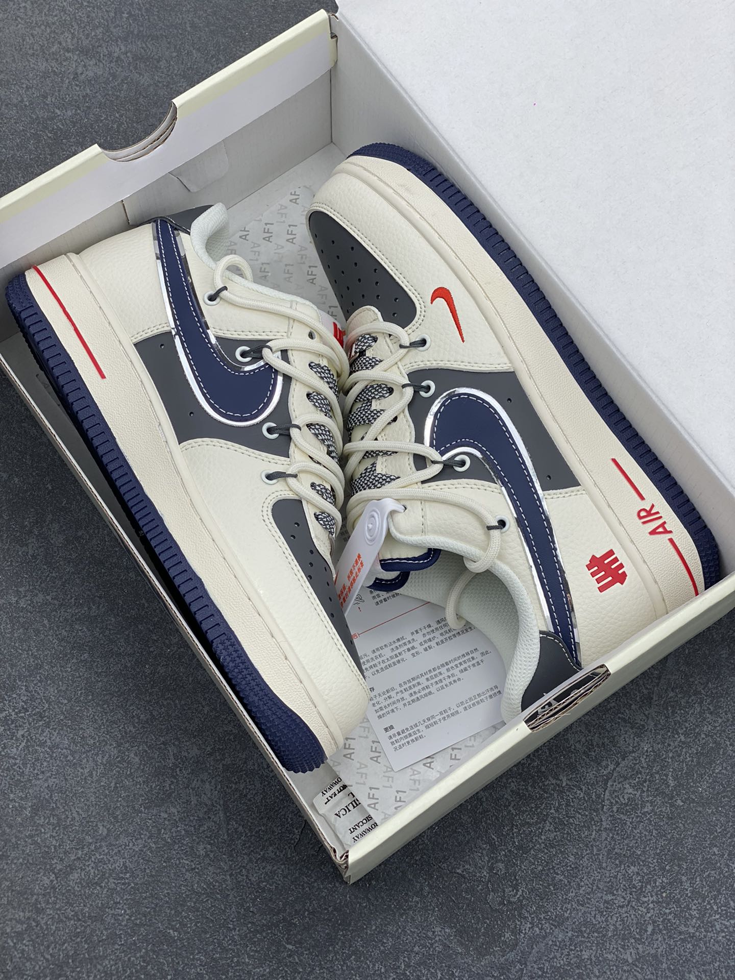 图片[9]-NIke Air Force 1 \’07 Low “UN联名——米白蓝底抽绳”空军一号 低帮 运动鞋 休闲鞋 折边针车 工艺难度大 原楦头原纸板 原装鞋盒 定制五金配件 内置全掌气垫 原厂鞋底 货号：SJ1198-103 尺码：36 36.5 37.5 38 38.5 39 40 40.5 41 42 42.5 43 44 44.5 45-选品中心