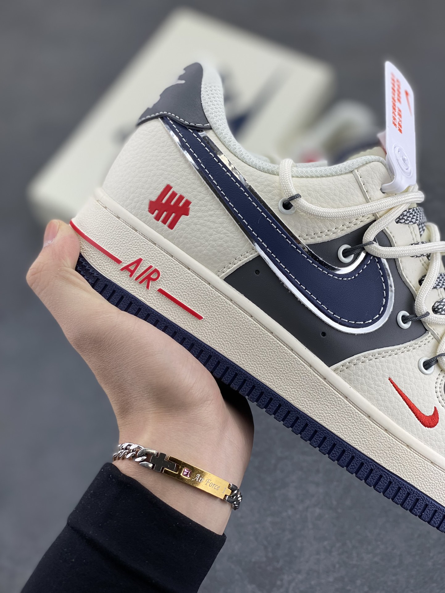 图片[6]-NIke Air Force 1 \’07 Low “UN联名——米白蓝底抽绳”空军一号 低帮 运动鞋 休闲鞋 折边针车 工艺难度大 原楦头原纸板 原装鞋盒 定制五金配件 内置全掌气垫 原厂鞋底 货号：SJ1198-103 尺码：36 36.5 37.5 38 38.5 39 40 40.5 41 42 42.5 43 44 44.5 45-选品中心