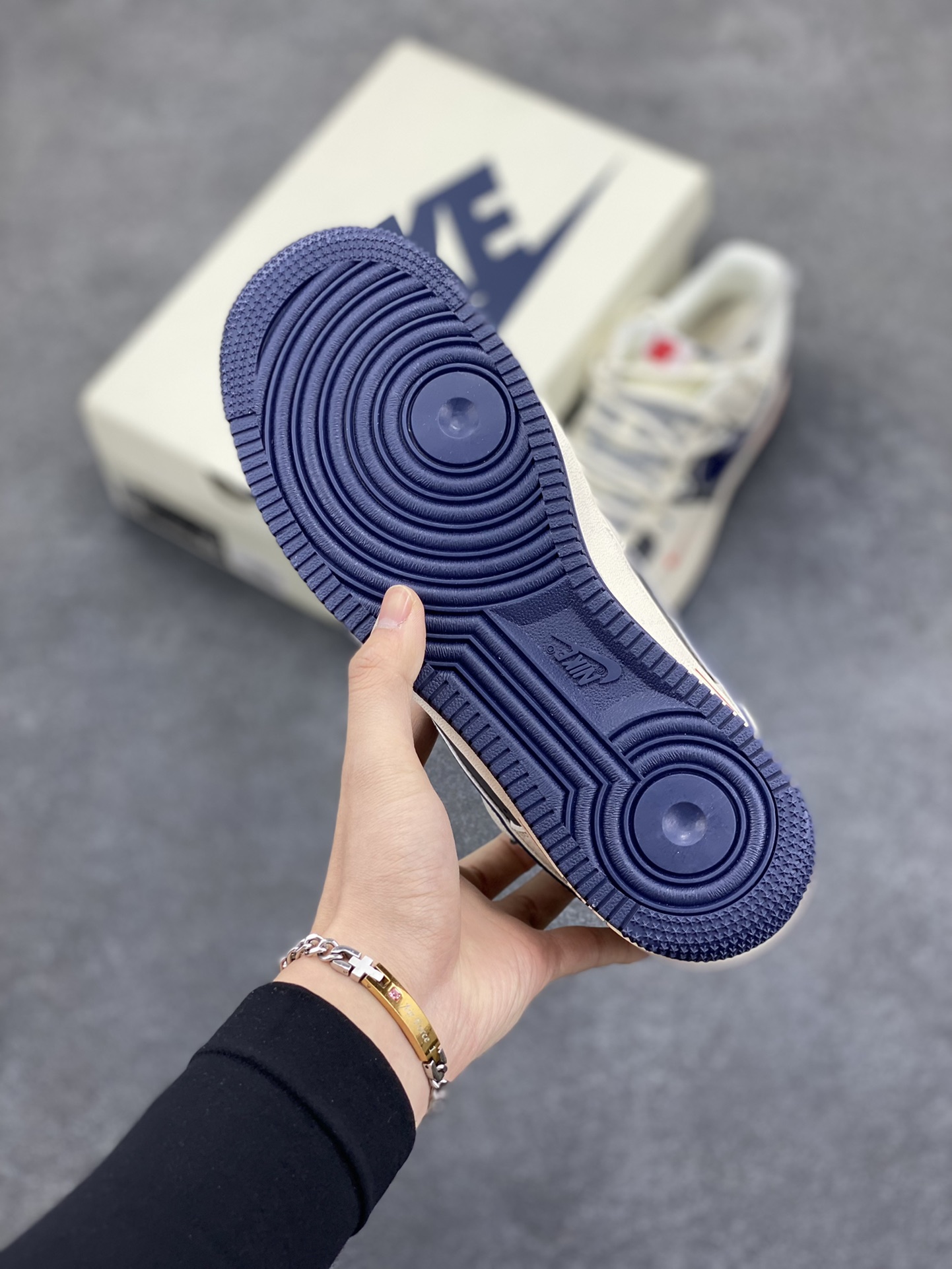 图片[5]-NIke Air Force 1 \’07 Low “UN联名——米白蓝底抽绳”空军一号 低帮 运动鞋 休闲鞋 折边针车 工艺难度大 原楦头原纸板 原装鞋盒 定制五金配件 内置全掌气垫 原厂鞋底 货号：SJ1198-103 尺码：36 36.5 37.5 38 38.5 39 40 40.5 41 42 42.5 43 44 44.5 45-选品中心