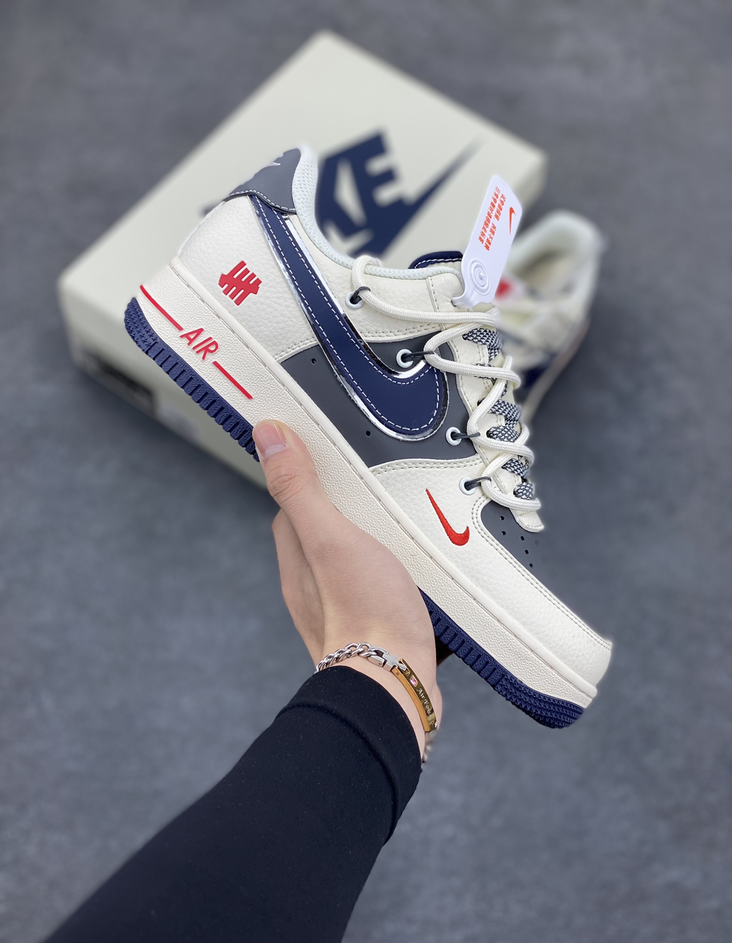NIke Air Force 1 \’07 Low “UN联名——米白蓝底抽绳”空军一号 低帮 运动鞋 休闲鞋 折边针车 工艺难度大 原楦头原纸板 原装鞋盒 定制五金配件 内置全掌气垫 原厂鞋底 货号:SJ1198-103 尺码:36 36.5 37.5 38 38.5 39 40 40.5 41 42 42.5 43 44 44.5 45-选品中心