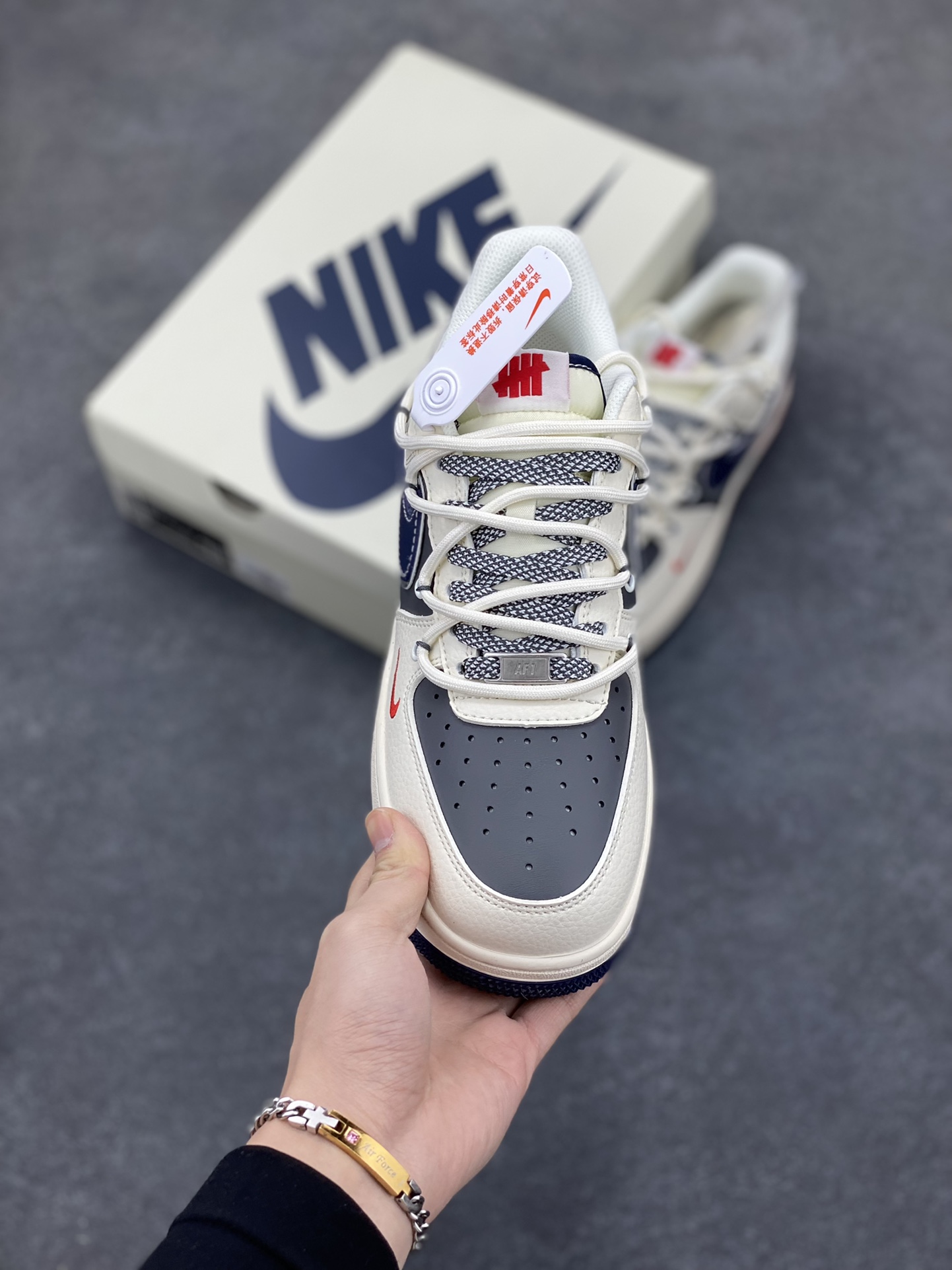 图片[2]-NIke Air Force 1 \’07 Low “UN联名——米白蓝底抽绳”空军一号 低帮 运动鞋 休闲鞋 折边针车 工艺难度大 原楦头原纸板 原装鞋盒 定制五金配件 内置全掌气垫 原厂鞋底 货号：SJ1198-103 尺码：36 36.5 37.5 38 38.5 39 40 40.5 41 42 42.5 43 44 44.5 45-选品中心