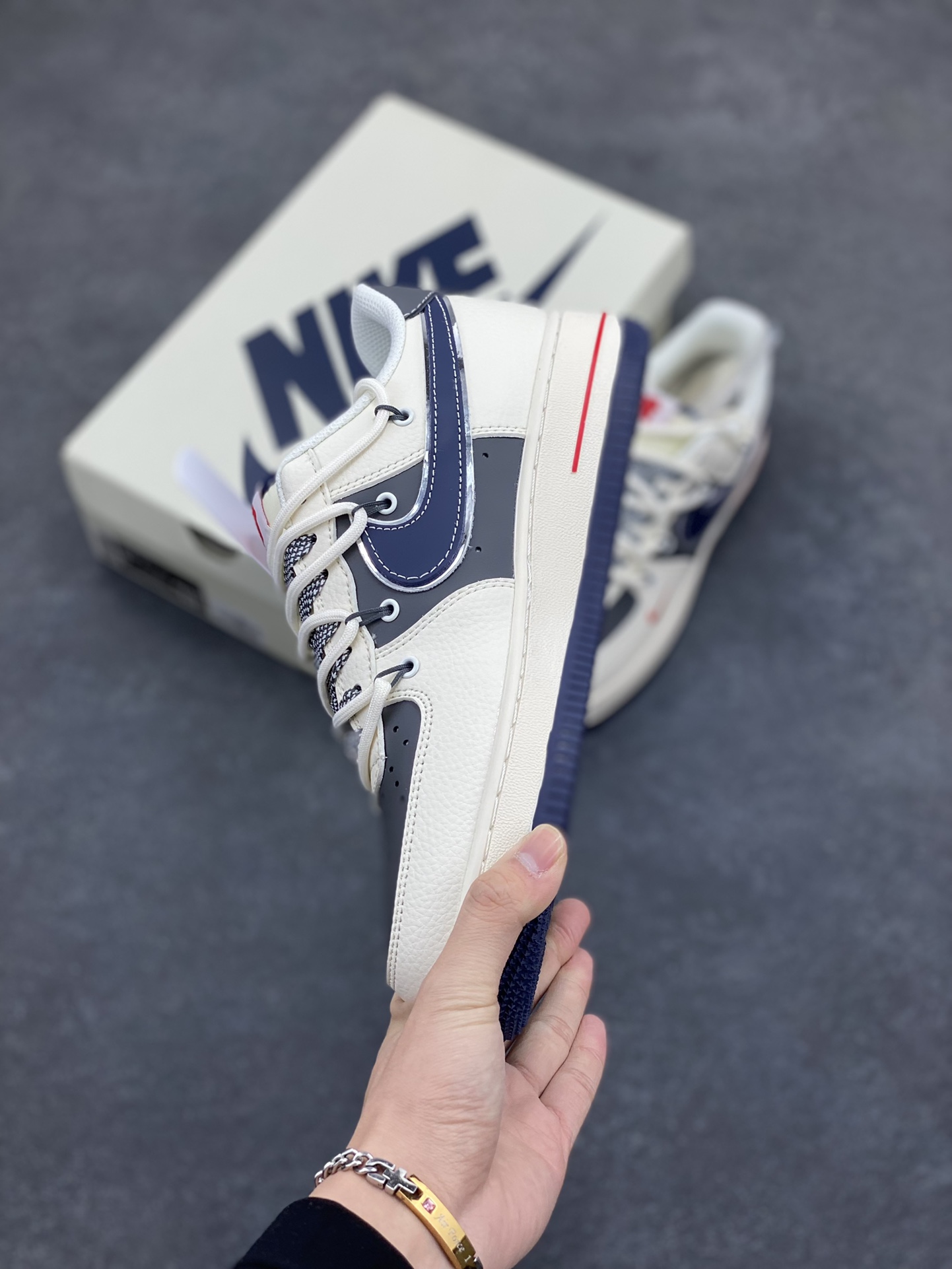 图片[3]-NIke Air Force 1 \’07 Low “UN联名——米白蓝底抽绳”空军一号 低帮 运动鞋 休闲鞋 折边针车 工艺难度大 原楦头原纸板 原装鞋盒 定制五金配件 内置全掌气垫 原厂鞋底 货号：SJ1198-103 尺码：36 36.5 37.5 38 38.5 39 40 40.5 41 42 42.5 43 44 44.5 45-选品中心