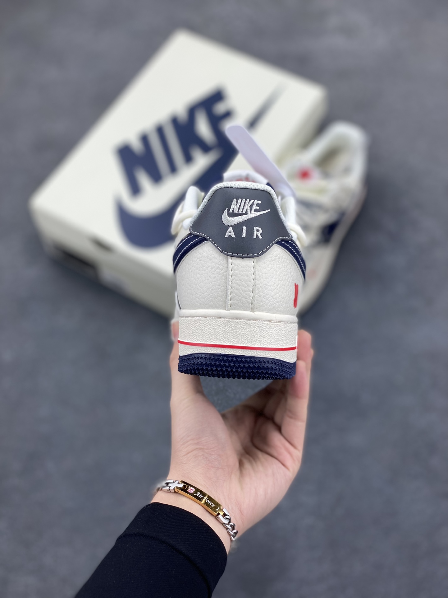 图片[4]-NIke Air Force 1 \’07 Low “UN联名——米白蓝底抽绳”空军一号 低帮 运动鞋 休闲鞋 折边针车 工艺难度大 原楦头原纸板 原装鞋盒 定制五金配件 内置全掌气垫 原厂鞋底 货号：SJ1198-103 尺码：36 36.5 37.5 38 38.5 39 40 40.5 41 42 42.5 43 44 44.5 45-选品中心