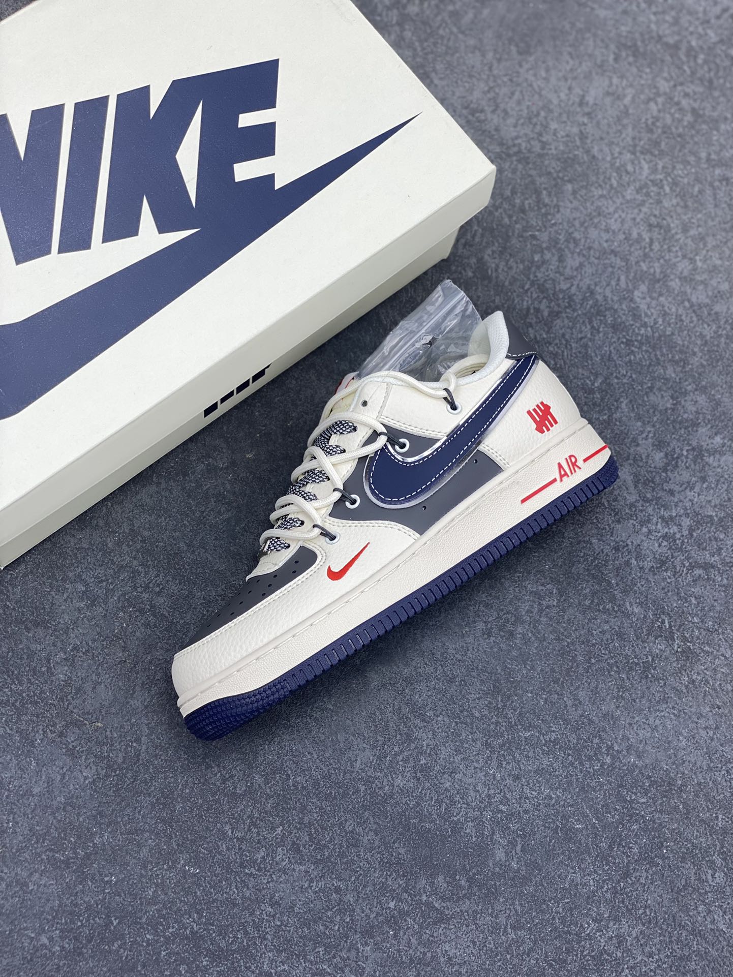 图片[7]-NIke Air Force 1 \’07 Low “UN联名——米白蓝底抽绳”空军一号 低帮 运动鞋 休闲鞋 折边针车 工艺难度大 原楦头原纸板 原装鞋盒 定制五金配件 内置全掌气垫 原厂鞋底 货号：SJ1198-103 尺码：36 36.5 37.5 38 38.5 39 40 40.5 41 42 42.5 43 44 44.5 45-选品中心