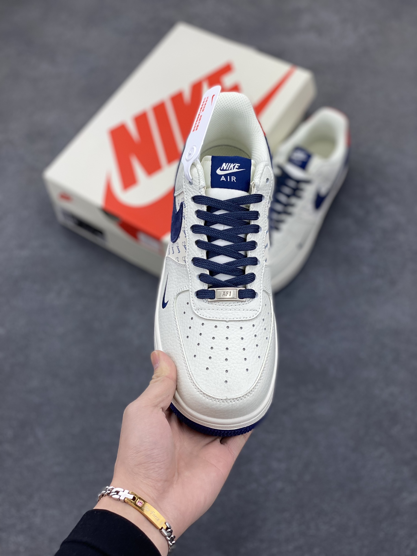 图片[2]-Nike Air Force 1 Low 空军一号低帮百搭休闲运动板鞋。柔软、弹性十足的缓震性能和出色的中底设计，横跨复古与现代的外型结合，造就出风靡全球三十多年的Force 1，直到今天还深受青睐。 货号：XZ3318-566 尺码：36 37.5 38 39 40 40.5 41 42 42.5 43 44 45-选品中心