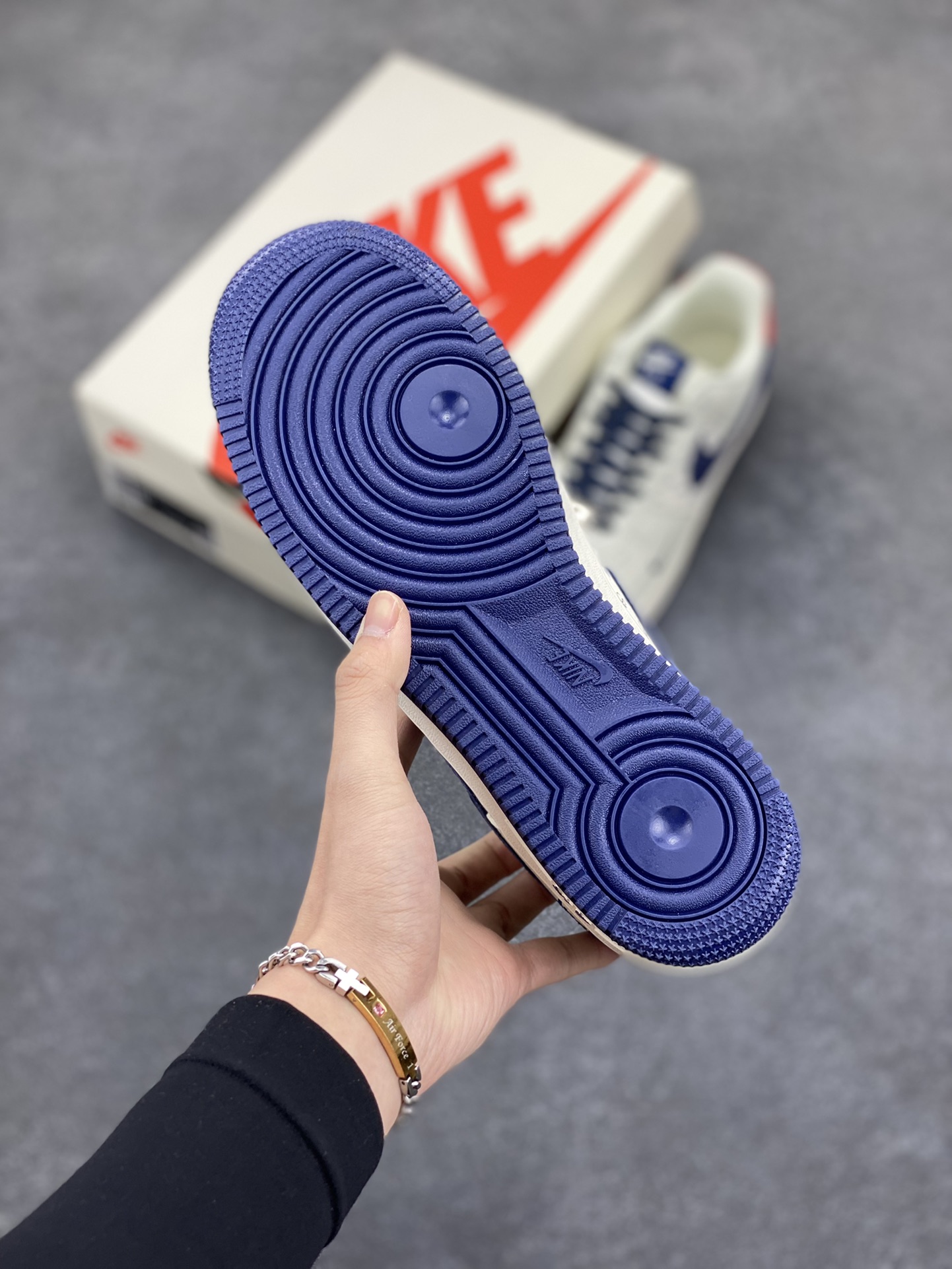 图片[5]-Nike Air Force 1 Low 空军一号低帮百搭休闲运动板鞋。柔软、弹性十足的缓震性能和出色的中底设计，横跨复古与现代的外型结合，造就出风靡全球三十多年的Force 1，直到今天还深受青睐。 货号：XZ3318-566 尺码：36 37.5 38 39 40 40.5 41 42 42.5 43 44 45-选品中心