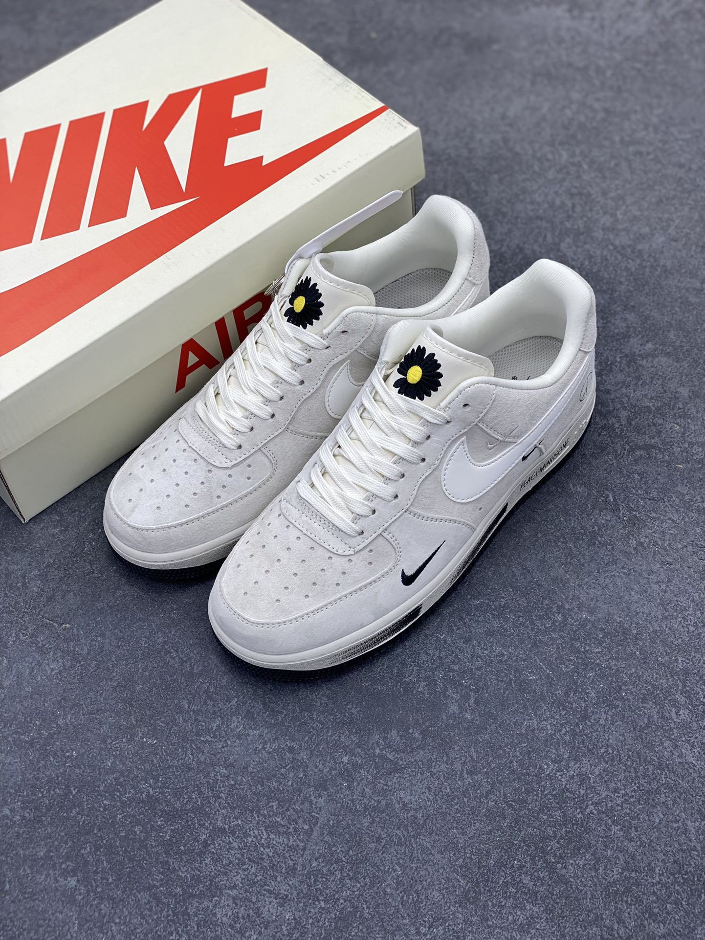 图片[8]-NIke Air Force 1 \’07 Low “灰猪八涂鸦”空军一号 低帮 运动鞋 休闲鞋 折边针车 工艺难度大 原楦头原纸板 原装鞋盒 定制五金配件 内置全掌气垫 原厂鞋底 货号：DF0188-035 尺码：36 36.5 37.5 38 38.5 39 40 40.5 41 42 42.5 43 44 44.5 45-选品中心