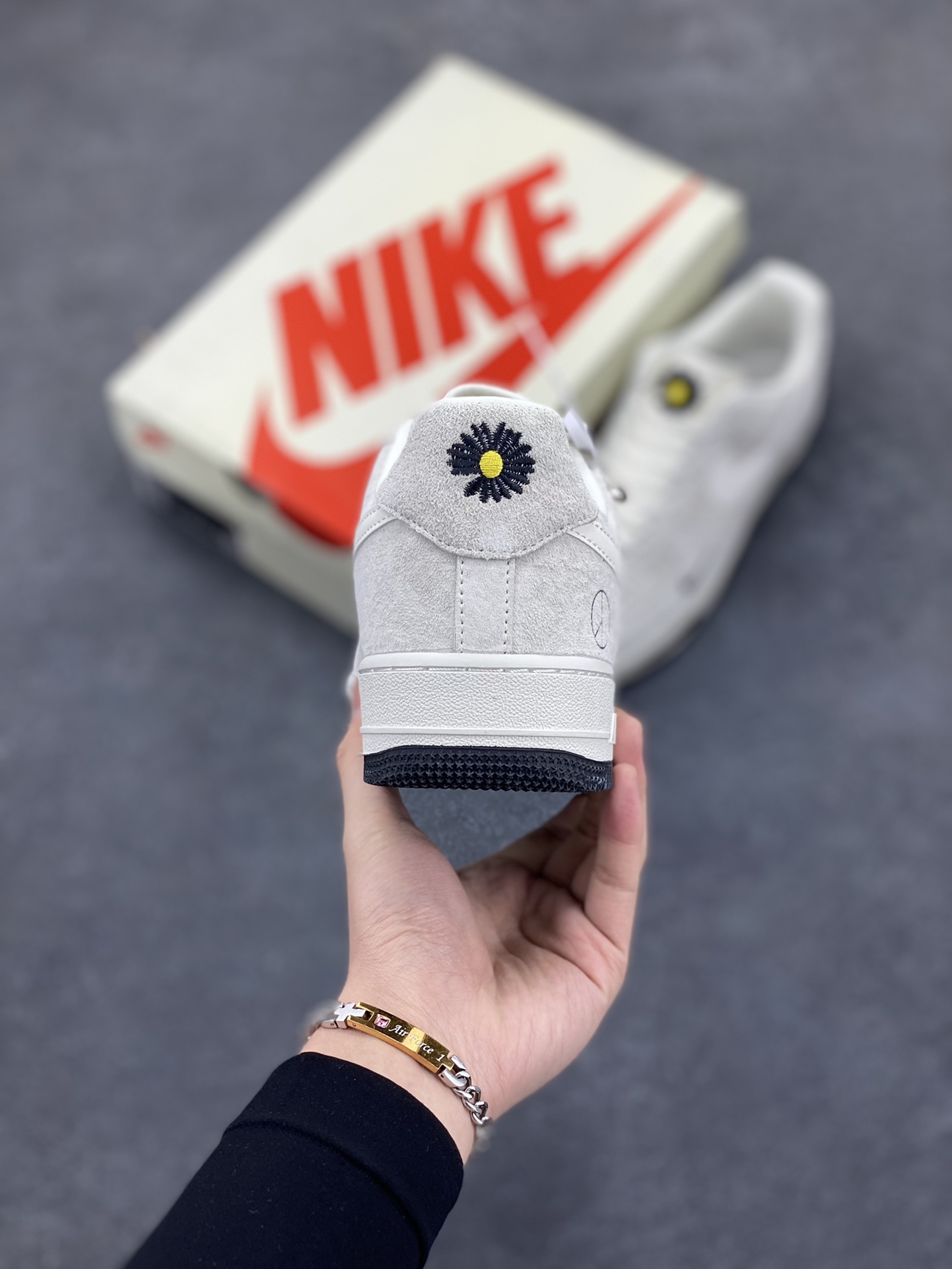 图片[4]-NIke Air Force 1 \’07 Low “灰猪八涂鸦”空军一号 低帮 运动鞋 休闲鞋 折边针车 工艺难度大 原楦头原纸板 原装鞋盒 定制五金配件 内置全掌气垫 原厂鞋底 货号：DF0188-035 尺码：36 36.5 37.5 38 38.5 39 40 40.5 41 42 42.5 43 44 44.5 45-选品中心