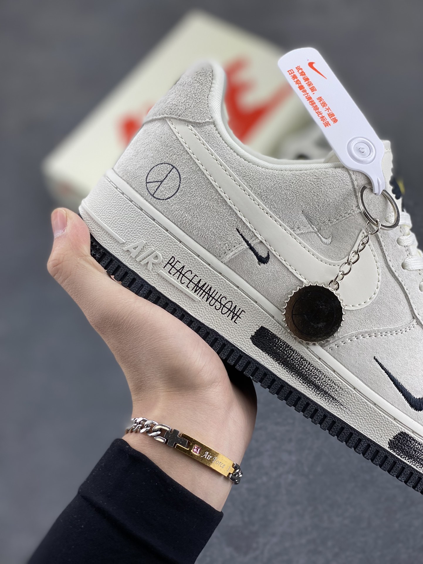 图片[6]-NIke Air Force 1 \’07 Low “灰猪八涂鸦”空军一号 低帮 运动鞋 休闲鞋 折边针车 工艺难度大 原楦头原纸板 原装鞋盒 定制五金配件 内置全掌气垫 原厂鞋底 货号：DF0188-035 尺码：36 36.5 37.5 38 38.5 39 40 40.5 41 42 42.5 43 44 44.5 45-选品中心