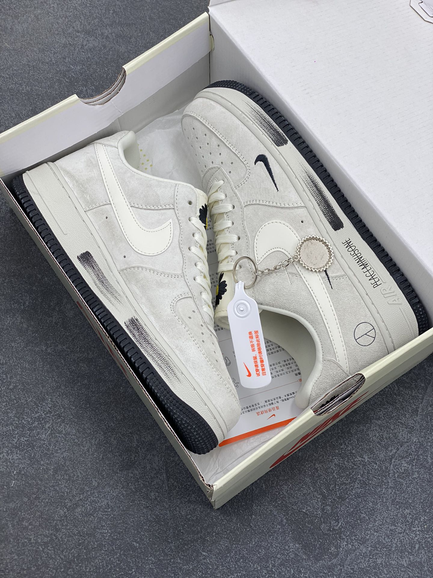 图片[9]-NIke Air Force 1 \’07 Low “灰猪八涂鸦”空军一号 低帮 运动鞋 休闲鞋 折边针车 工艺难度大 原楦头原纸板 原装鞋盒 定制五金配件 内置全掌气垫 原厂鞋底 货号：DF0188-035 尺码：36 36.5 37.5 38 38.5 39 40 40.5 41 42 42.5 43 44 44.5 45-选品中心