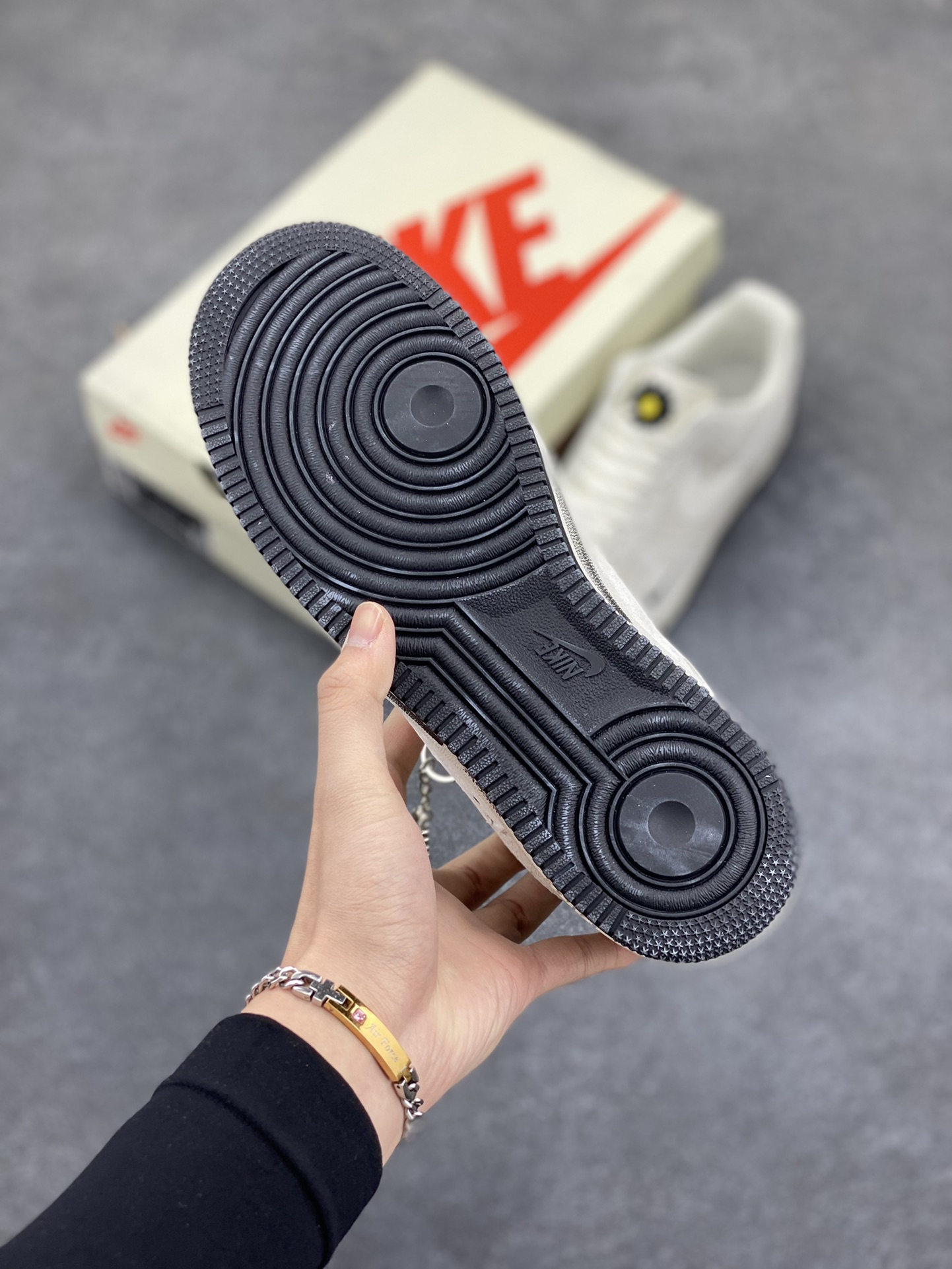 图片[5]-NIke Air Force 1 \’07 Low “灰猪八涂鸦”空军一号 低帮 运动鞋 休闲鞋 折边针车 工艺难度大 原楦头原纸板 原装鞋盒 定制五金配件 内置全掌气垫 原厂鞋底 货号：DF0188-035 尺码：36 36.5 37.5 38 38.5 39 40 40.5 41 42 42.5 43 44 44.5 45-选品中心