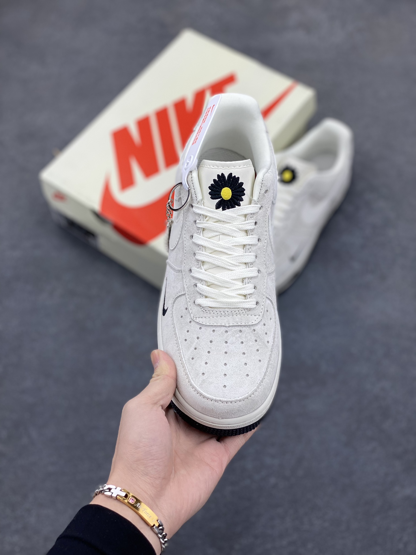 图片[2]-NIke Air Force 1 \’07 Low “灰猪八涂鸦”空军一号 低帮 运动鞋 休闲鞋 折边针车 工艺难度大 原楦头原纸板 原装鞋盒 定制五金配件 内置全掌气垫 原厂鞋底 货号：DF0188-035 尺码：36 36.5 37.5 38 38.5 39 40 40.5 41 42 42.5 43 44 44.5 45-选品中心