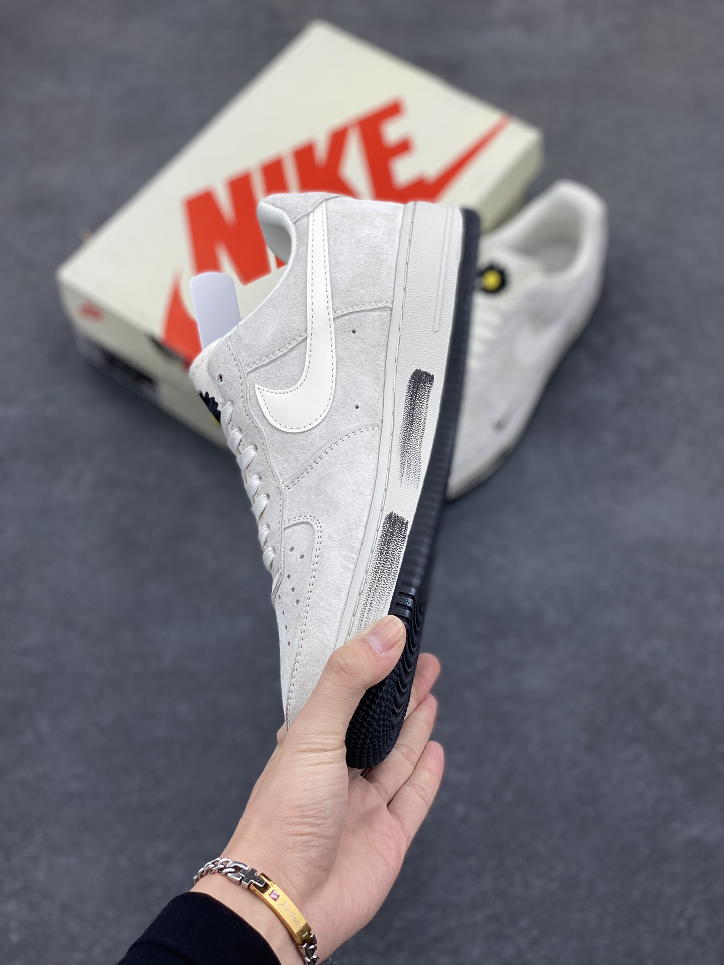 图片[3]-NIke Air Force 1 \’07 Low “灰猪八涂鸦”空军一号 低帮 运动鞋 休闲鞋 折边针车 工艺难度大 原楦头原纸板 原装鞋盒 定制五金配件 内置全掌气垫 原厂鞋底 货号：DF0188-035 尺码：36 36.5 37.5 38 38.5 39 40 40.5 41 42 42.5 43 44 44.5 45-选品中心