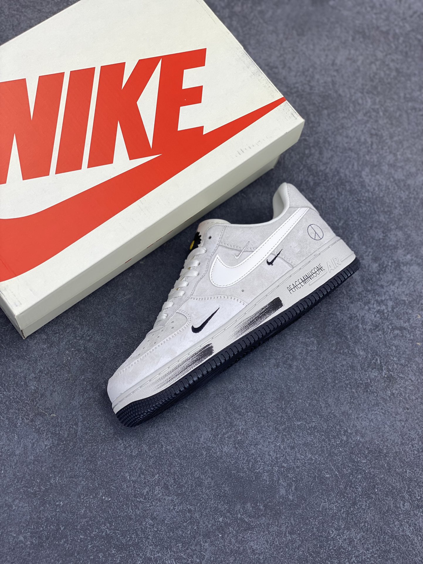 图片[7]-NIke Air Force 1 \’07 Low “灰猪八涂鸦”空军一号 低帮 运动鞋 休闲鞋 折边针车 工艺难度大 原楦头原纸板 原装鞋盒 定制五金配件 内置全掌气垫 原厂鞋底 货号：DF0188-035 尺码：36 36.5 37.5 38 38.5 39 40 40.5 41 42 42.5 43 44 44.5 45-选品中心