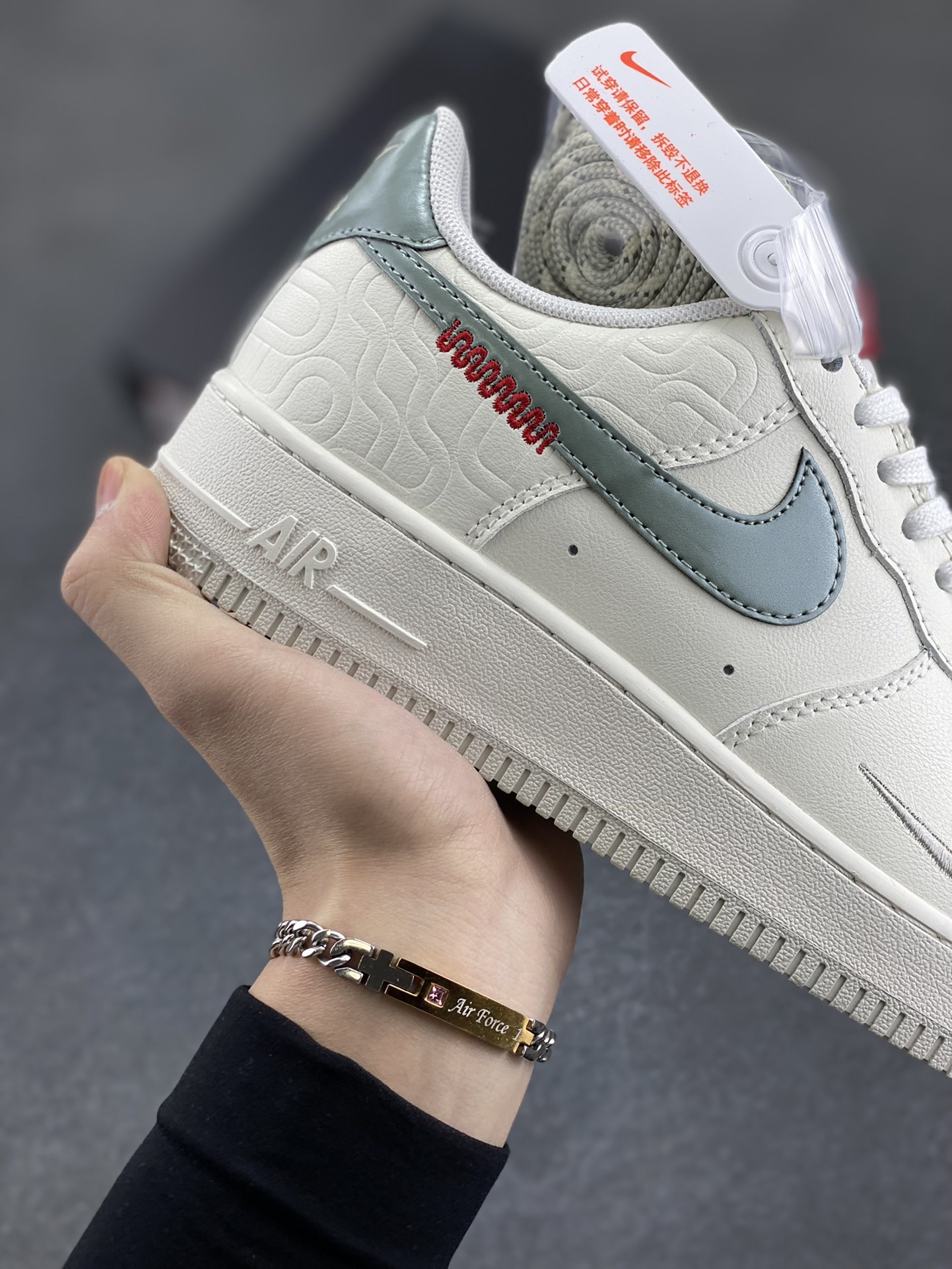 图片[6]-Nike Air Force 1 Low 蛇年 空军一号低帮运动休闲板鞋 原楦头原纸板 打造纯正空军版型#专注外贸渠道 全掌内置蜂窝气垫 #原盒配件 原厂中底钢印、拉帮完美 货号：HV5979-130 尺码：36 36.5 37.5 38 38.5 39 40 40.5 41 42 42.5 43 44 44.5 45-选品中心