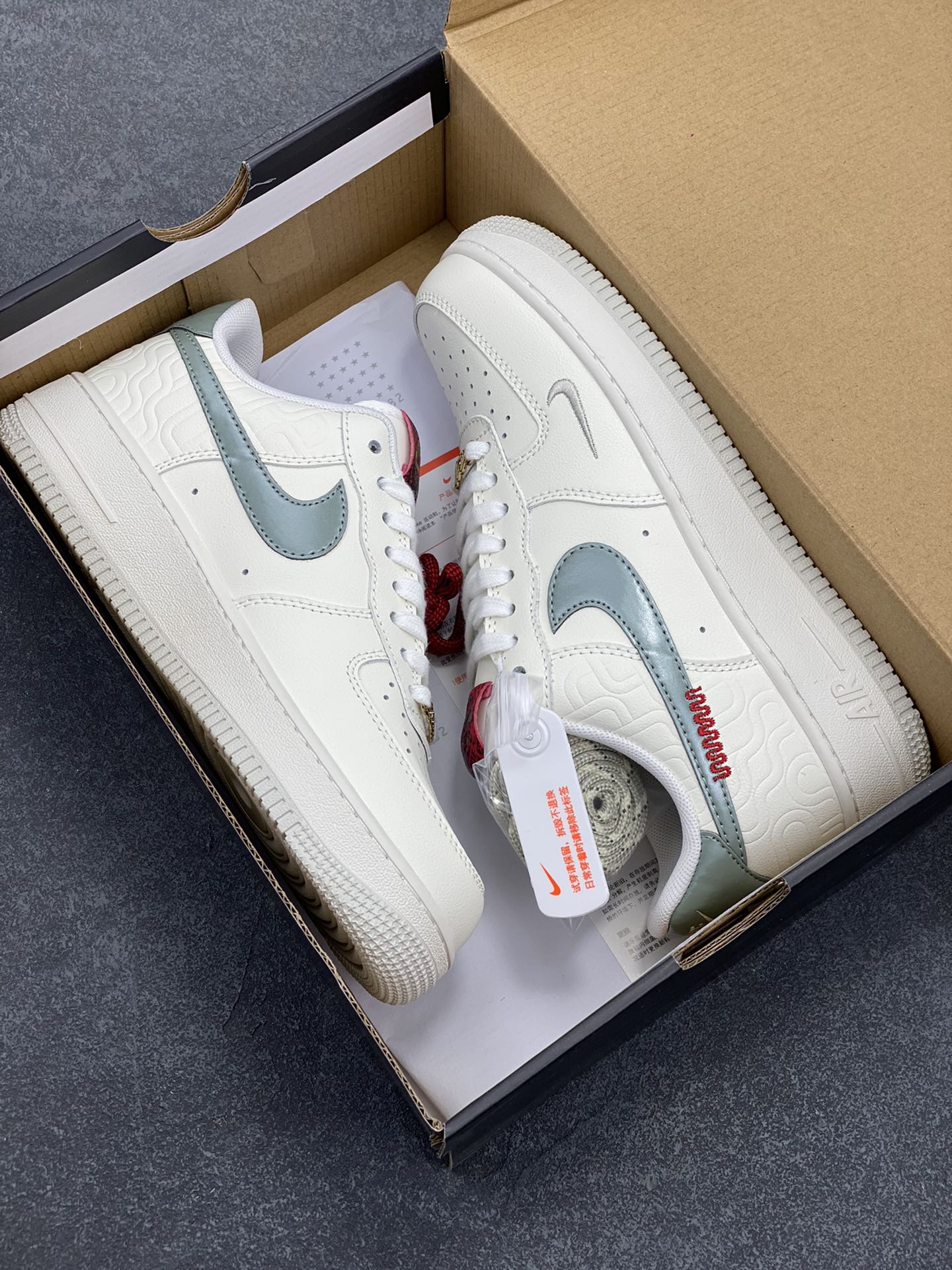 图片[9]-Nike Air Force 1 Low 蛇年 空军一号低帮运动休闲板鞋 原楦头原纸板 打造纯正空军版型#专注外贸渠道 全掌内置蜂窝气垫 #原盒配件 原厂中底钢印、拉帮完美 货号：HV5979-130 尺码：36 36.5 37.5 38 38.5 39 40 40.5 41 42 42.5 43 44 44.5 45-选品中心