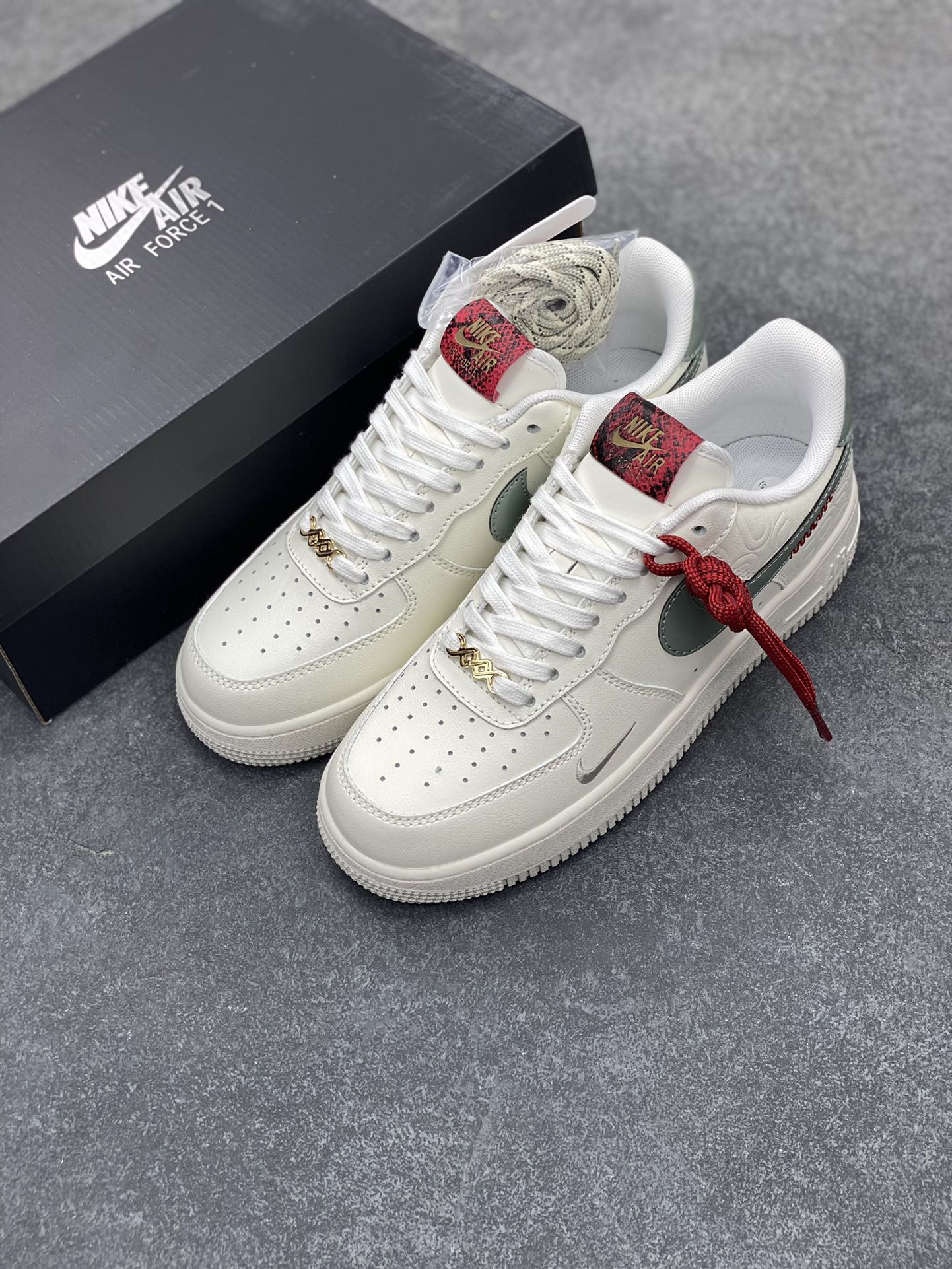 图片[8]-Nike Air Force 1 Low 蛇年 空军一号低帮运动休闲板鞋 原楦头原纸板 打造纯正空军版型#专注外贸渠道 全掌内置蜂窝气垫 #原盒配件 原厂中底钢印、拉帮完美 货号：HV5979-130 尺码：36 36.5 37.5 38 38.5 39 40 40.5 41 42 42.5 43 44 44.5 45-选品中心