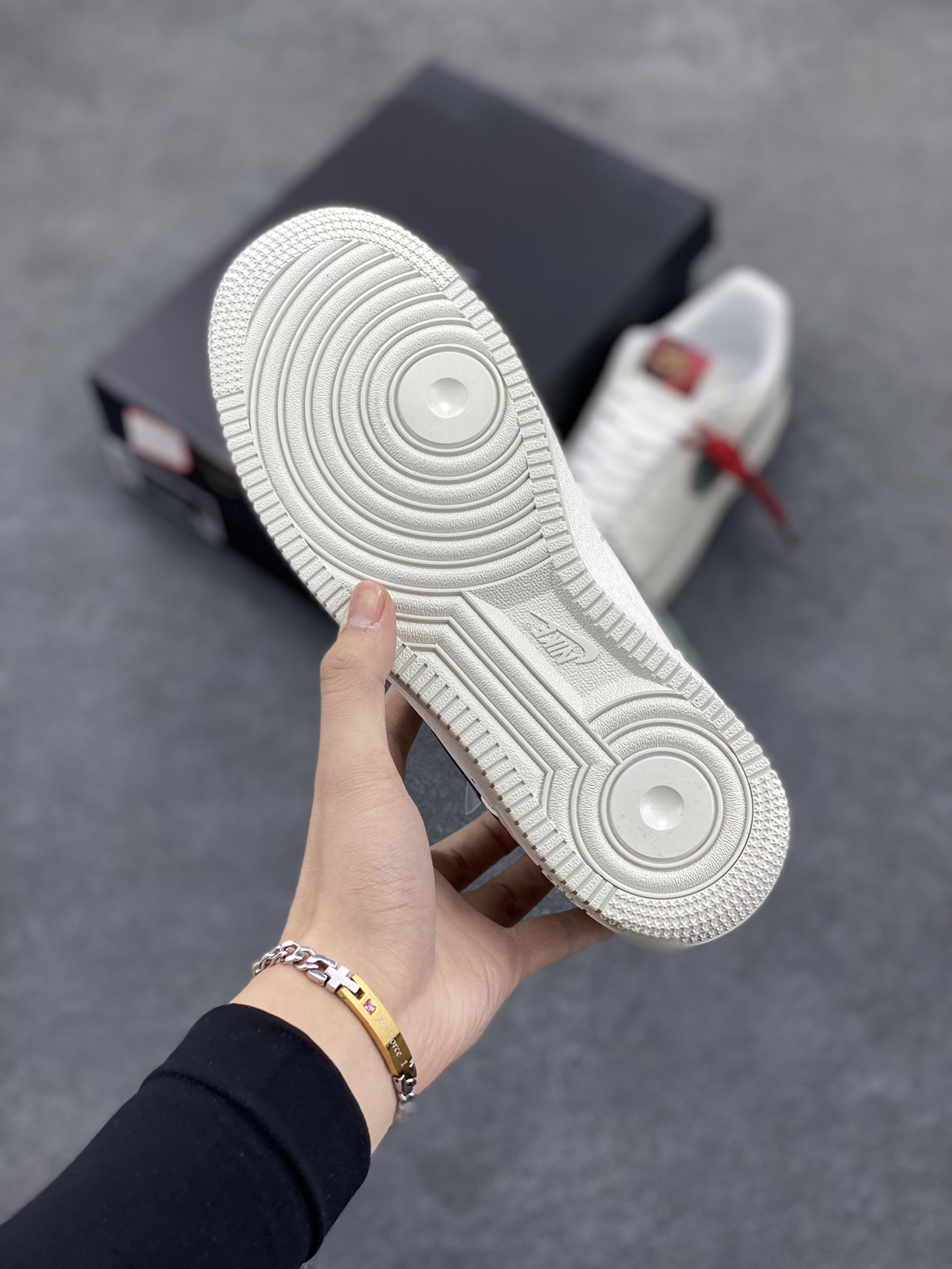 图片[5]-Nike Air Force 1 Low 蛇年 空军一号低帮运动休闲板鞋 原楦头原纸板 打造纯正空军版型#专注外贸渠道 全掌内置蜂窝气垫 #原盒配件 原厂中底钢印、拉帮完美 货号：HV5979-130 尺码：36 36.5 37.5 38 38.5 39 40 40.5 41 42 42.5 43 44 44.5 45-选品中心