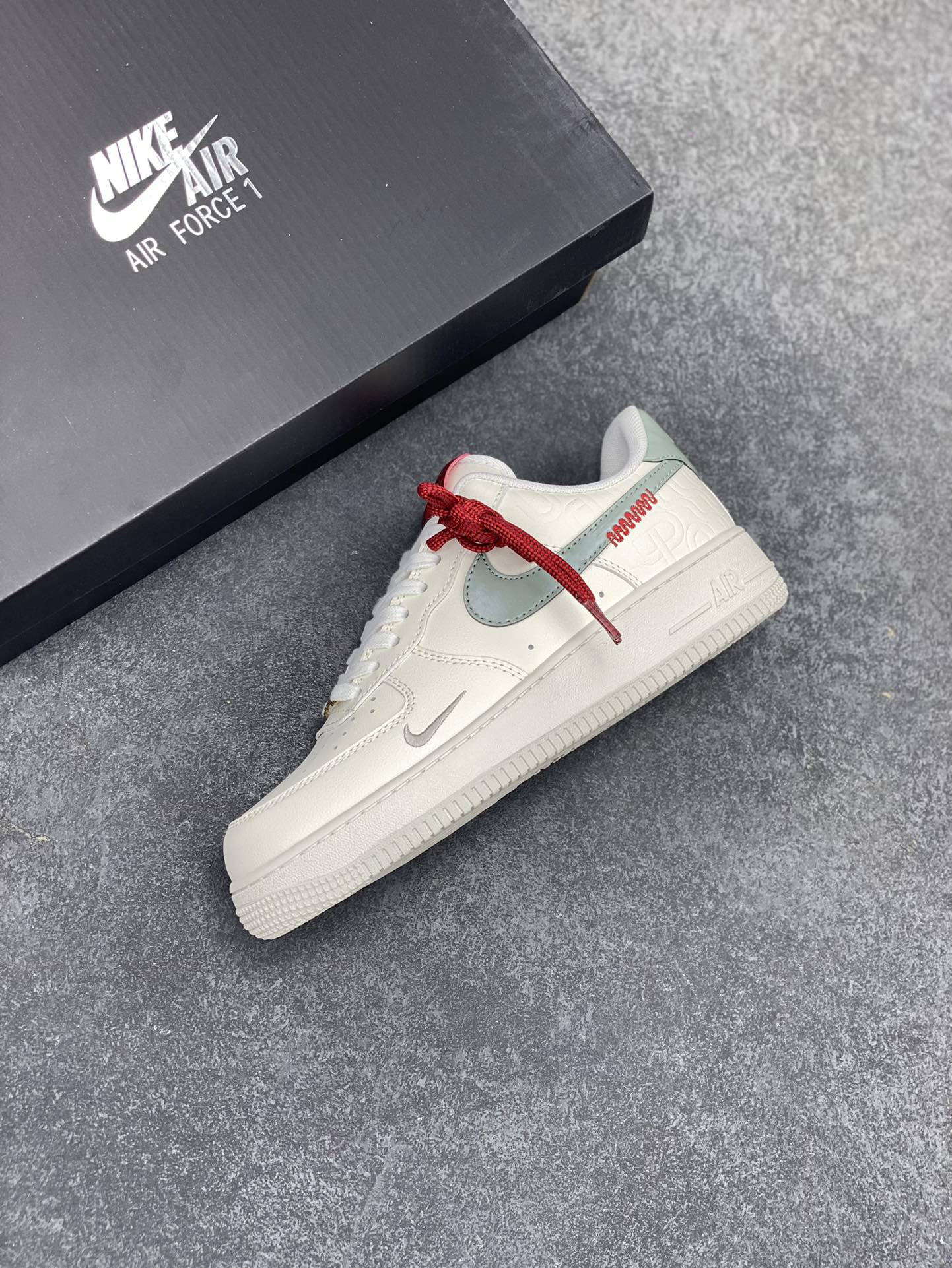 图片[7]-Nike Air Force 1 Low 蛇年 空军一号低帮运动休闲板鞋 原楦头原纸板 打造纯正空军版型#专注外贸渠道 全掌内置蜂窝气垫 #原盒配件 原厂中底钢印、拉帮完美 货号：HV5979-130 尺码：36 36.5 37.5 38 38.5 39 40 40.5 41 42 42.5 43 44 44.5 45-选品中心