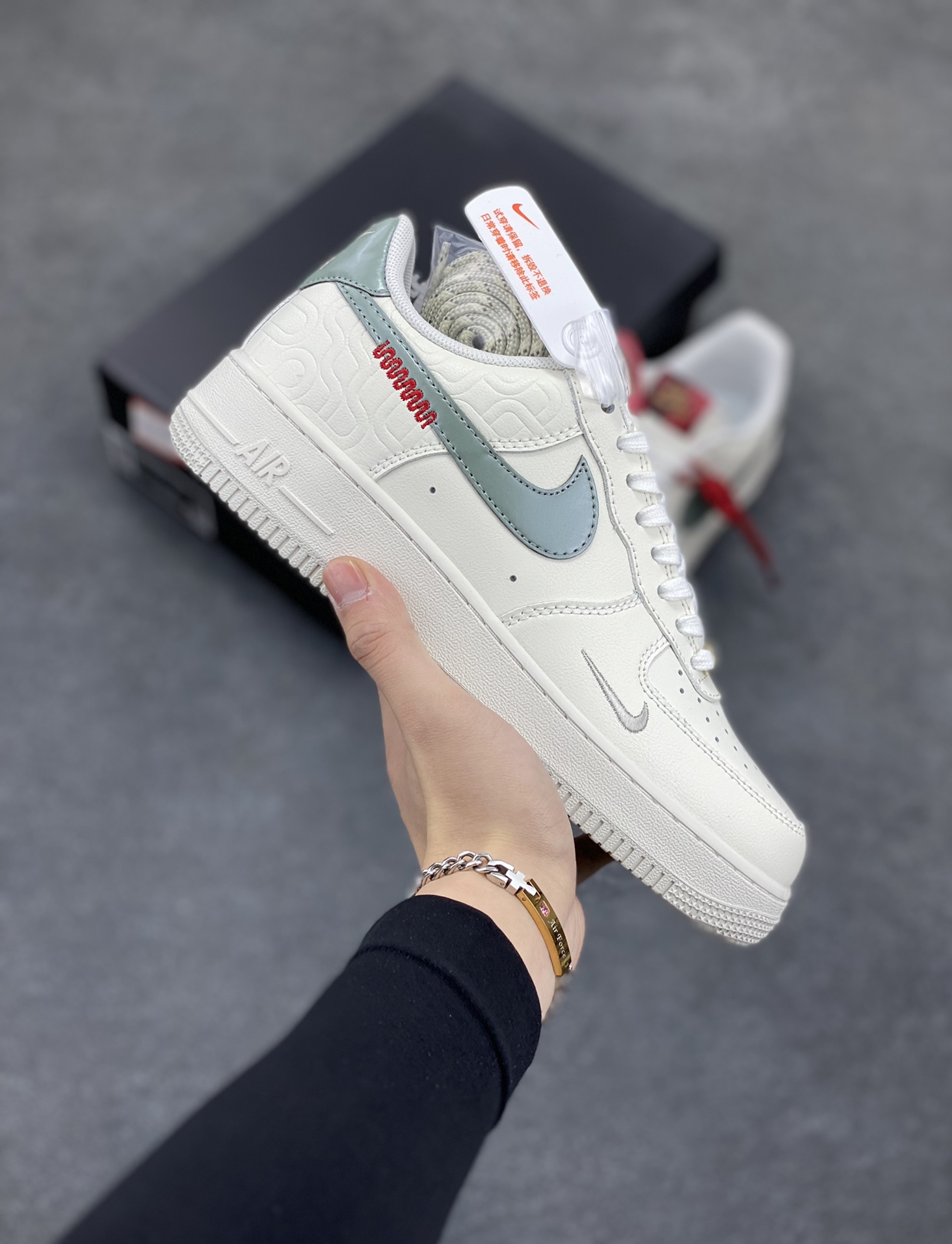 Nike Air Force 1 Low 蛇年 空军一号低帮运动休闲板鞋 原楦头原纸板 打造纯正空军版型#专注外贸渠道 全掌内置蜂窝气垫 #原盒配件 原厂中底钢印、拉帮完美 货号:HV5979-130 尺码:36 36.5 37.5 38 38.5 39 40 40.5 41 42 42.5 43 44 44.5 45-选品中心