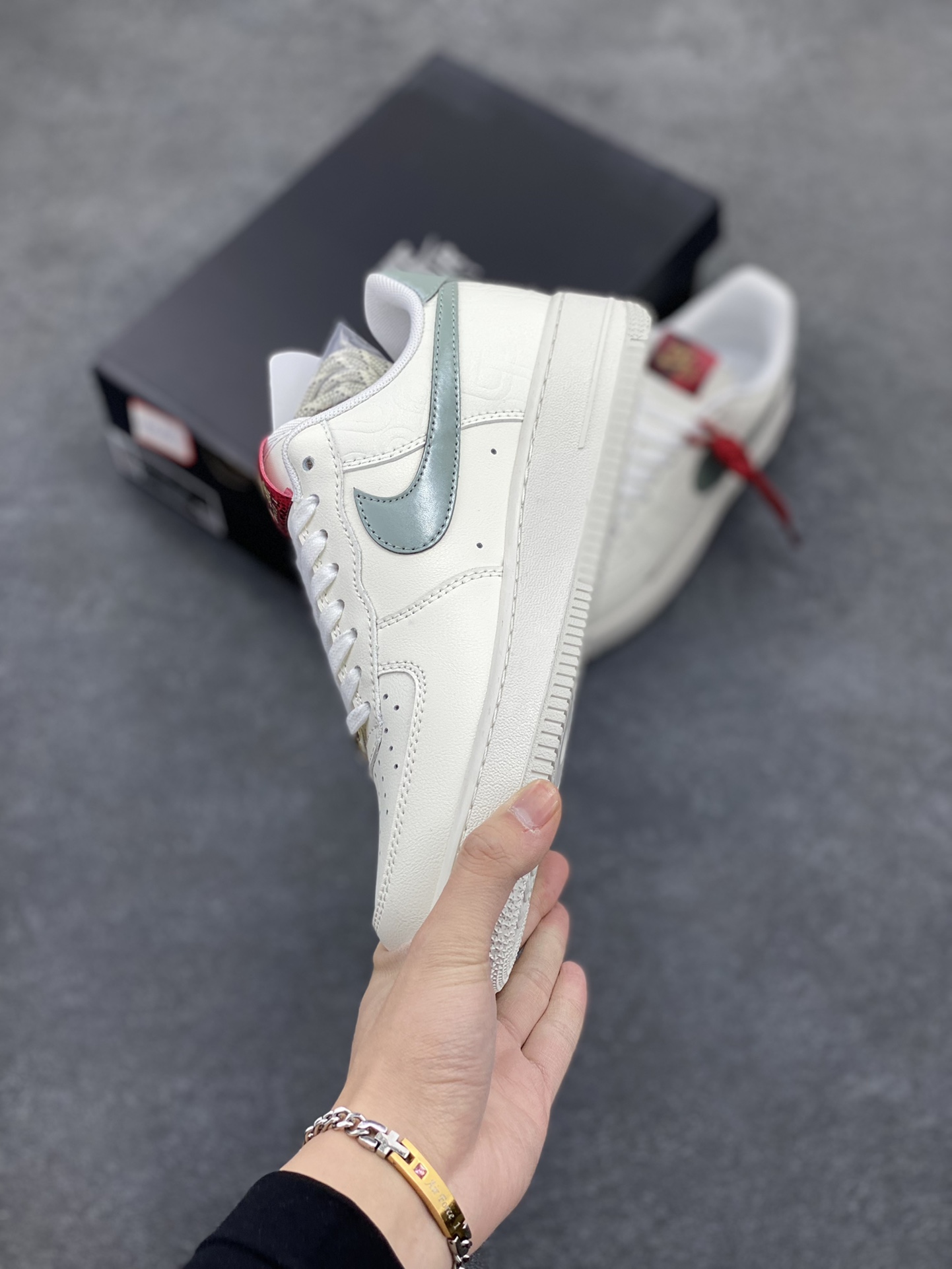 图片[3]-Nike Air Force 1 Low 蛇年 空军一号低帮运动休闲板鞋 原楦头原纸板 打造纯正空军版型#专注外贸渠道 全掌内置蜂窝气垫 #原盒配件 原厂中底钢印、拉帮完美 货号：HV5979-130 尺码：36 36.5 37.5 38 38.5 39 40 40.5 41 42 42.5 43 44 44.5 45-选品中心