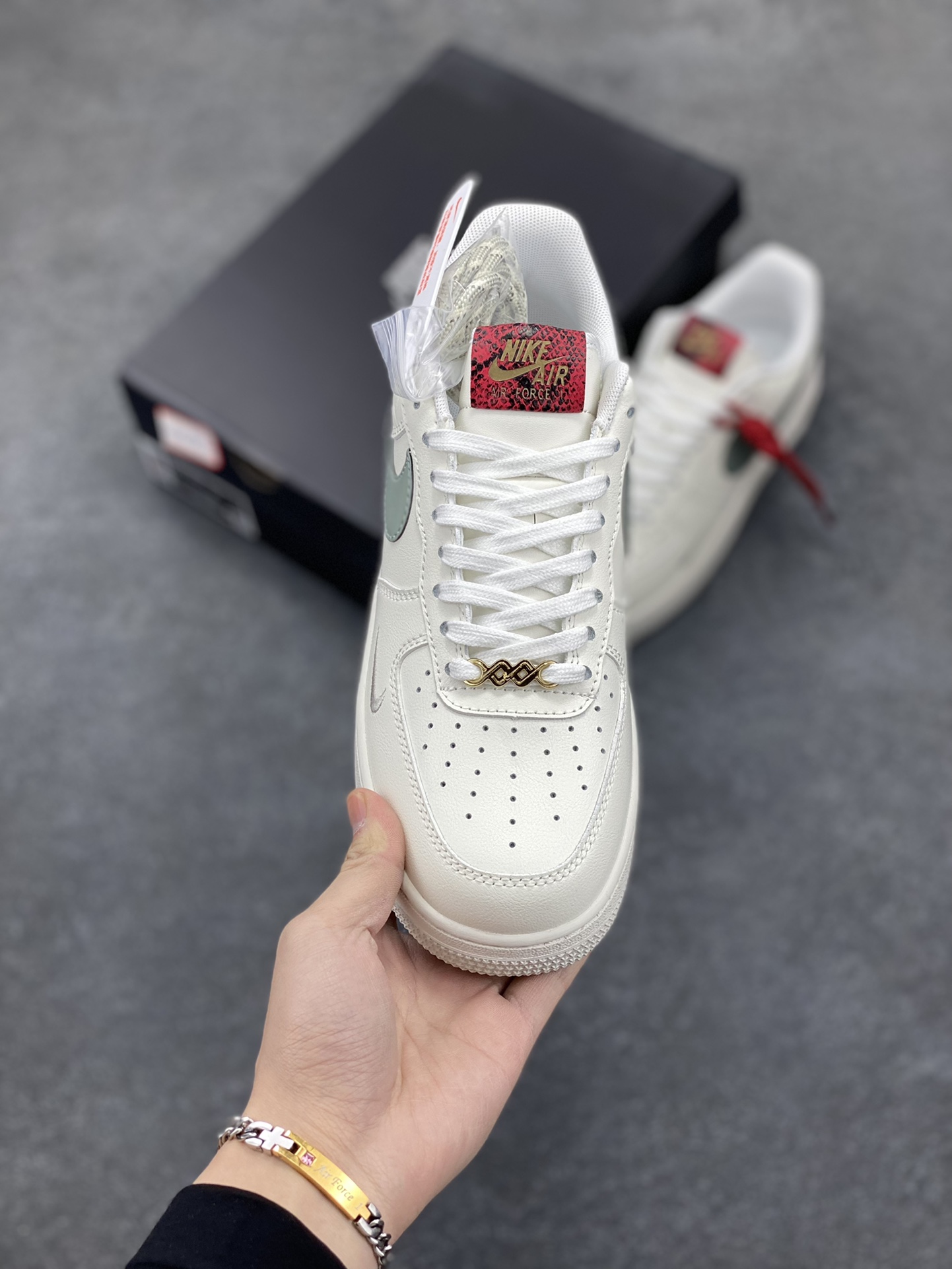 图片[2]-Nike Air Force 1 Low 蛇年 空军一号低帮运动休闲板鞋 原楦头原纸板 打造纯正空军版型#专注外贸渠道 全掌内置蜂窝气垫 #原盒配件 原厂中底钢印、拉帮完美 货号：HV5979-130 尺码：36 36.5 37.5 38 38.5 39 40 40.5 41 42 42.5 43 44 44.5 45-选品中心