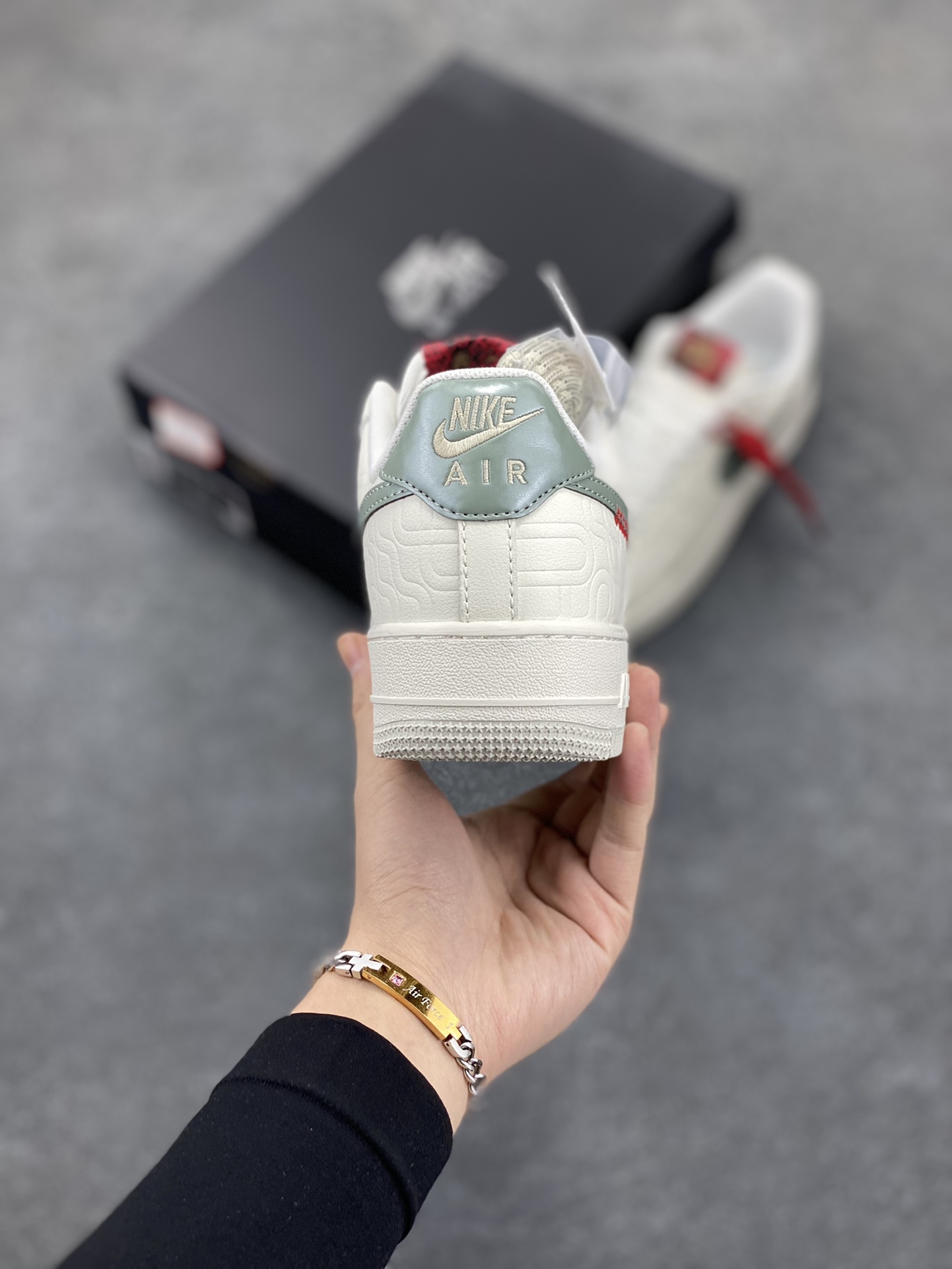 图片[4]-Nike Air Force 1 Low 蛇年 空军一号低帮运动休闲板鞋 原楦头原纸板 打造纯正空军版型#专注外贸渠道 全掌内置蜂窝气垫 #原盒配件 原厂中底钢印、拉帮完美 货号：HV5979-130 尺码：36 36.5 37.5 38 38.5 39 40 40.5 41 42 42.5 43 44 44.5 45-选品中心