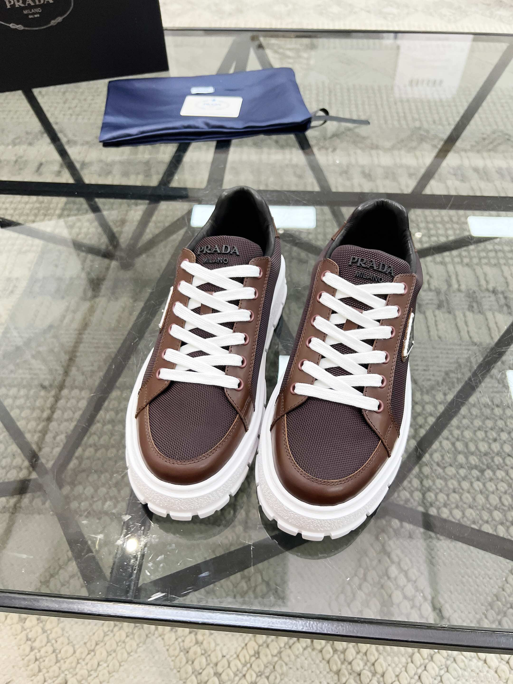 NO:221756,Brand P R A D A Color Original Color Pair Number 38-44 Customized 45.46 Price Material Prada New Product Original Single-Custom Low-top Casual Sports Shoes!  The upper is made of original soft cowhide with Prada logo cowhide inner lining. The original molded outsole of cowhide is made of high quality, worth owning. Prada, prada, sneakers, cowhide19860909品牌P R A D A 颜色原版配色 码数38-44定做45.46 价格 材质普拉达新品原单货低帮休闲运动鞋！鞋面采用原版柔软牛皮搭配普拉达标识牛皮内里 牛皮垫脚原版开模大底、高品质值得拥有,普拉达,prada,sneakers,cowhide,Men's shoes