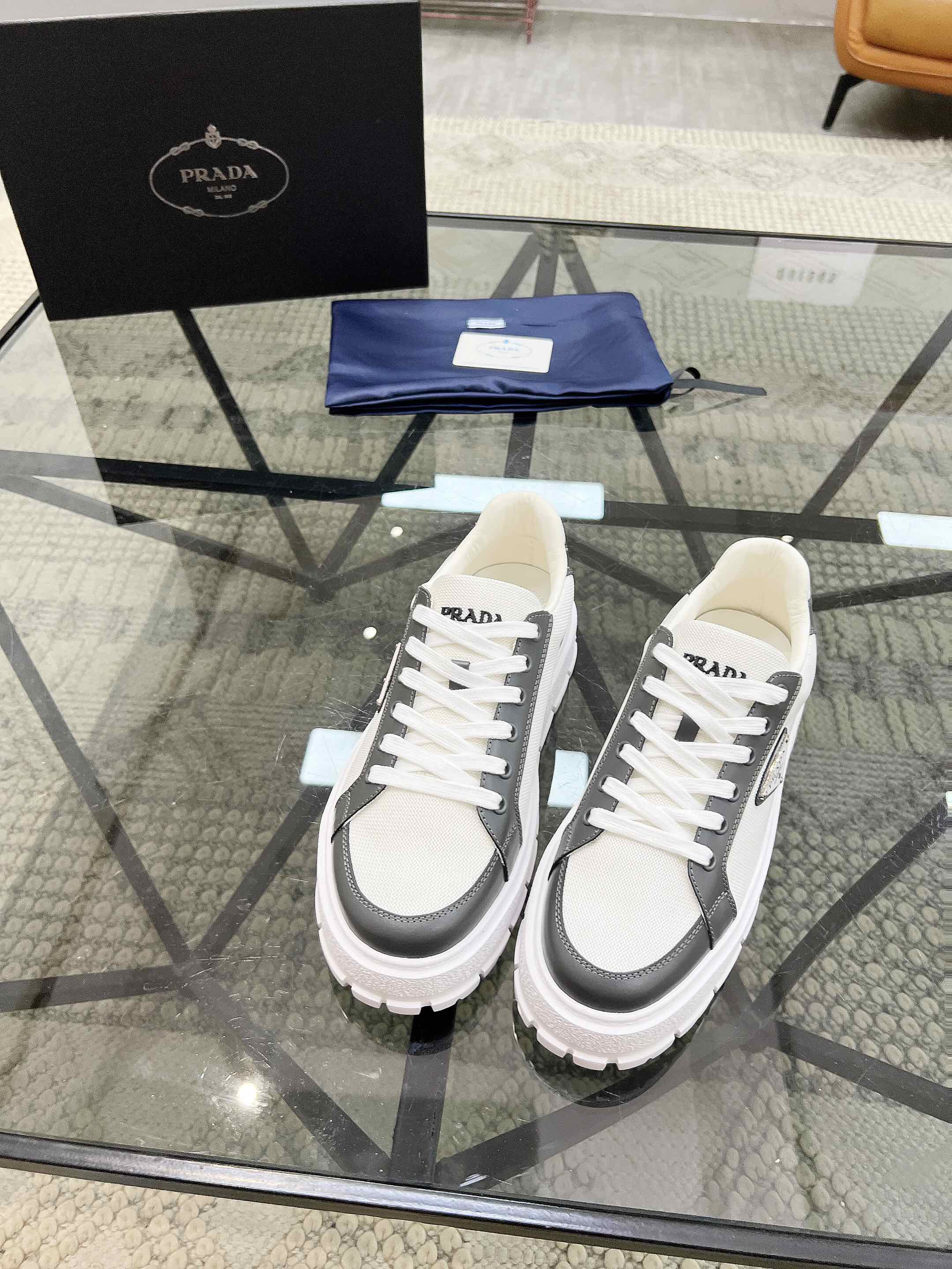 NO:222141,Brand P R A D A Color Original Color Pair Number 38-44 Customized 45.46 Price Material Prada New Product Original Single-Custom Low-top Casual Sports Shoes!  The upper is made of original soft cowhide with Prada logo cowhide inner lining. The original molded outsole of cowhide is made of high quality, worth owning. Prada, prada, sneakers, cowhide19860909品牌P R A D A 颜色原版配色 码数38-44定做45.46 价格 材质普拉达新品原单货低帮休闲运动鞋！鞋面采用原版柔软牛皮搭配普拉达标识牛皮内里 牛皮垫脚原版开模大底、高品质值得拥有,普拉达,prada,sneakers,cowhide,Men's shoes