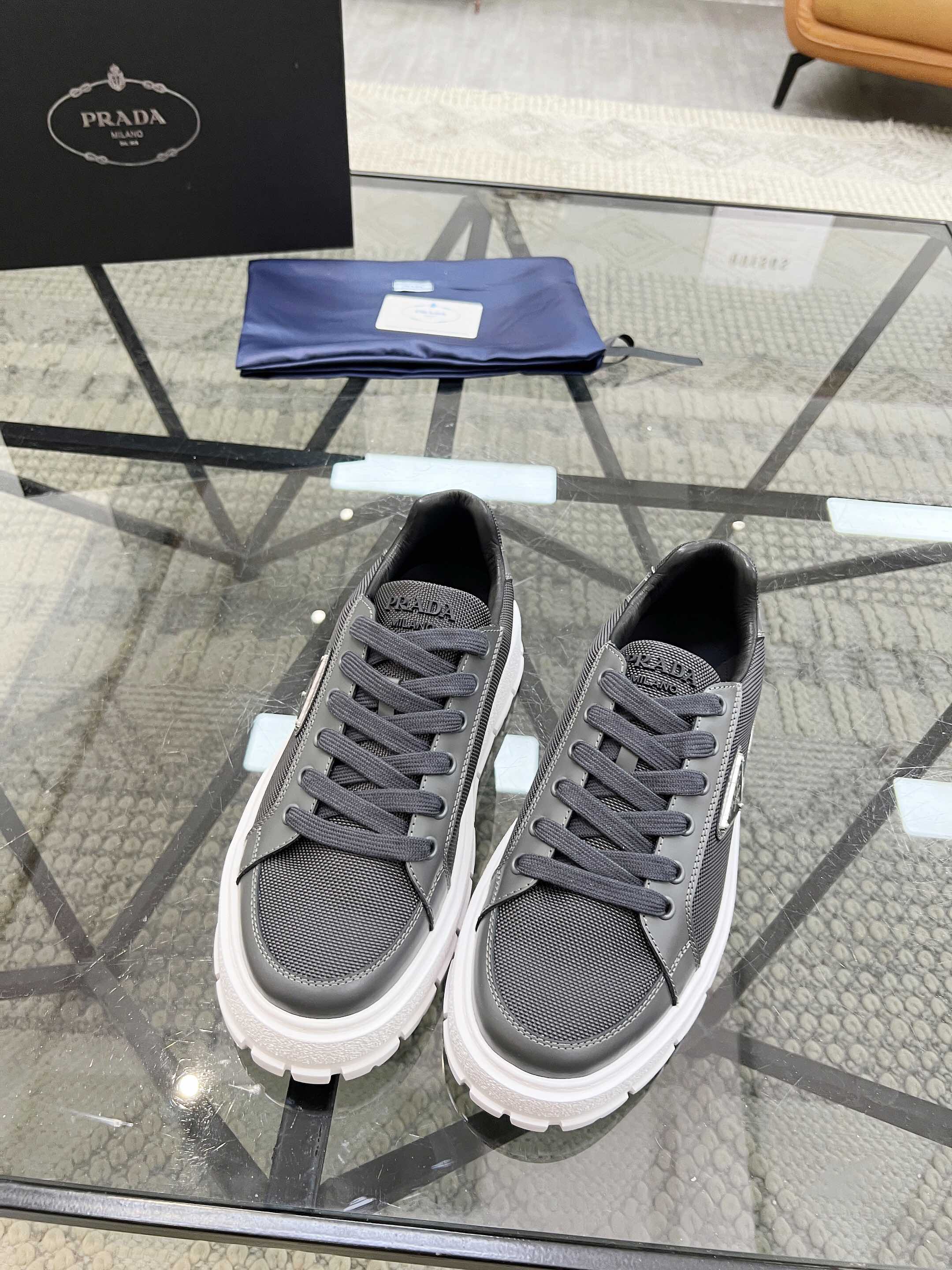 NO:221768,Brand P R A D A Color Original Color Pair Number 38-44 Customized 45.46 Price Material Prada New Product Original Single-Custom Low-top Casual Sports Shoes!  The upper is made of original soft cowhide with Prada logo cowhide inner lining. The original molded outsole of cowhide is made of high quality, worth owning. Prada, prada, sneakers, cowhide19860909品牌P R A D A 颜色原版配色 码数38-44定做45.46 价格 材质普拉达新品原单货低帮休闲运动鞋！鞋面采用原版柔软牛皮搭配普拉达标识牛皮内里 牛皮垫脚原版开模大底、高品质值得拥有,普拉达,prada,sneakers,cowhide,Men's shoes