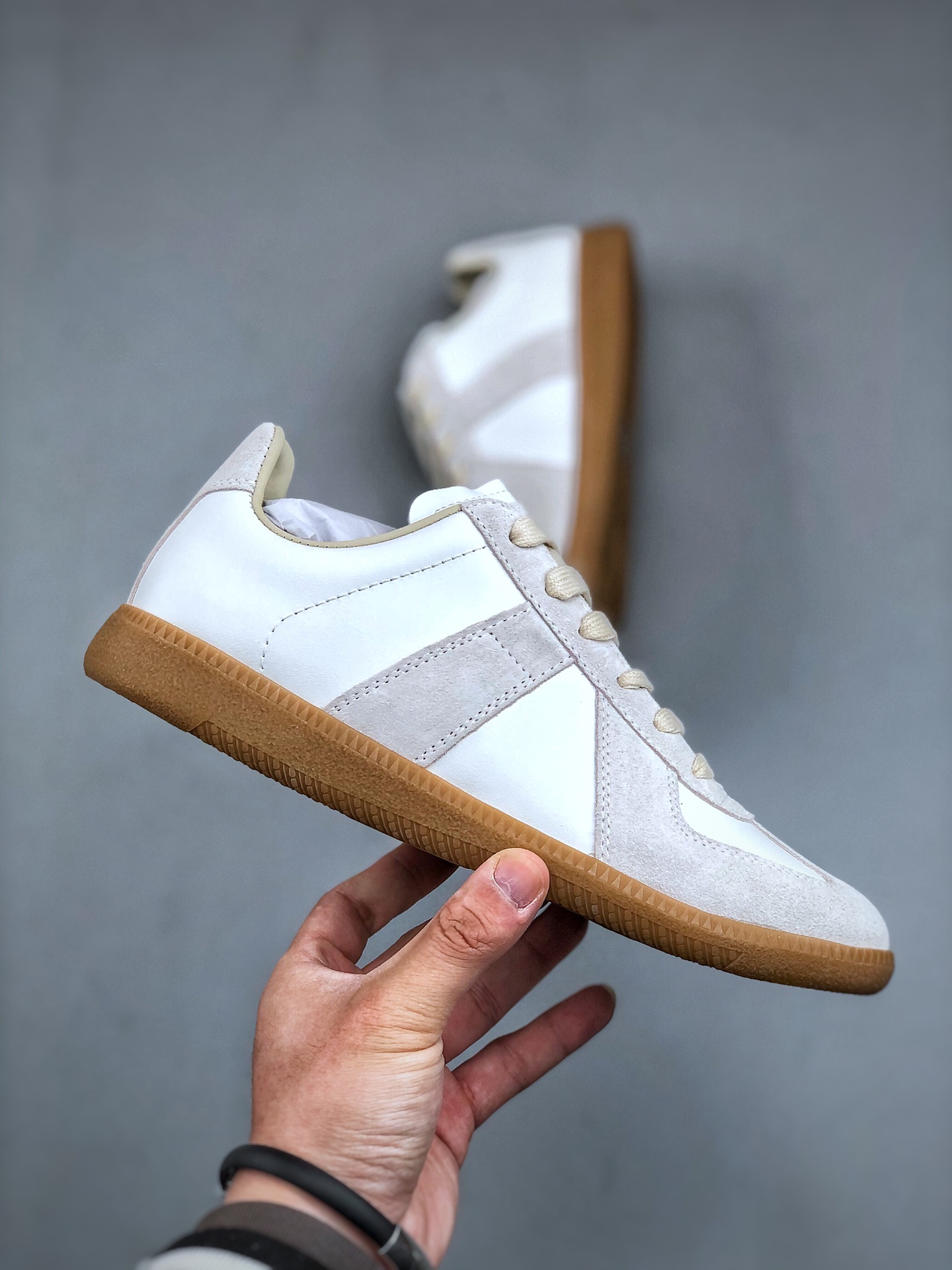 Maison Margiela 22 Classic Replica Leather Low Sneaker 系列低帮经典绅士德训平底百搭小白板鞋“黑焦糖底-Top High Quatity Cheap Sneakers Fashion Clothing Clothes Bags handbags Shoes of all Brand wholesale With The best Quality And Beautiful Price from China Factory Chinese suppliers wholesaler seller Maison Margiela 22 Classic Replica Leather Low Sneaker 系列低帮经典绅士德训平底百搭小白板鞋“黑焦糖底