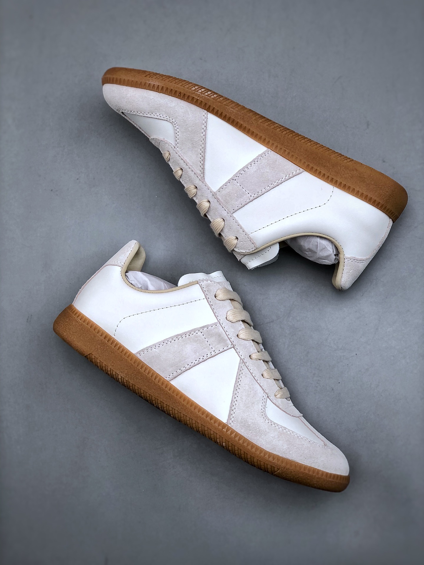 Maison Margiela 22 Classic Replica Leather Low Sneaker 系列低帮经典绅士德训平底百搭小白板鞋“黑焦糖底-Top High Quatity Cheap Sneakers Fashion Clothing Clothes Bags handbags Shoes of all Brand wholesale With The best Quality And Beautiful Price from China Factory Chinese suppliers wholesaler seller Maison Margiela 22 Classic Replica Leather Low Sneaker 系列低帮经典绅士德训平底百搭小白板鞋“黑焦糖底