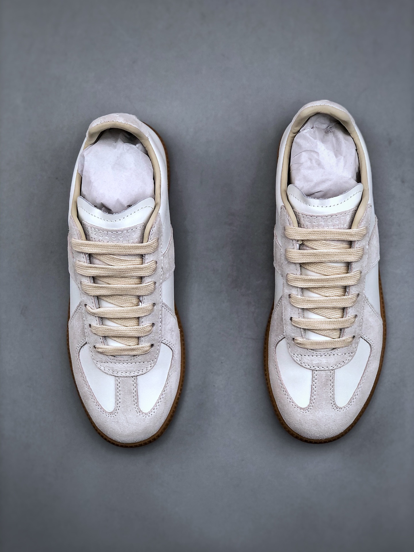 Maison Margiela 22 Classic Replica Leather Low Sneaker 系列低帮经典绅士德训平底百搭小白板鞋“黑焦糖底-Top High Quatity Cheap Sneakers Fashion Clothing Clothes Bags handbags Shoes of all Brand wholesale With The best Quality And Beautiful Price from China Factory Chinese suppliers wholesaler seller Maison Margiela 22 Classic Replica Leather Low Sneaker 系列低帮经典绅士德训平底百搭小白板鞋“黑焦糖底