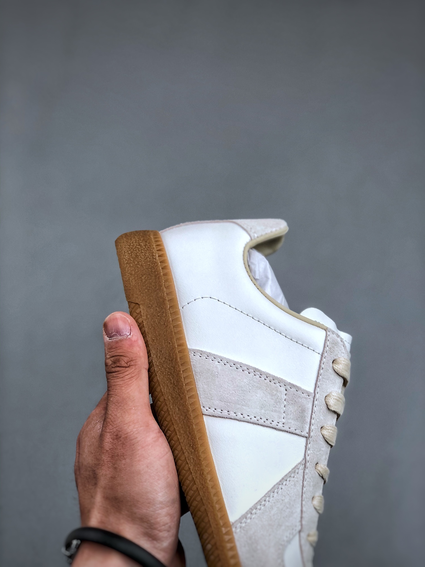 Maison Margiela 22 Classic Replica Leather Low Sneaker 系列低帮经典绅士德训平底百搭小白板鞋“黑焦糖底-Top High Quatity Cheap Sneakers Fashion Clothing Clothes Bags handbags Shoes of all Brand wholesale With The best Quality And Beautiful Price from China Factory Chinese suppliers wholesaler seller Maison Margiela 22 Classic Replica Leather Low Sneaker 系列低帮经典绅士德训平底百搭小白板鞋“黑焦糖底