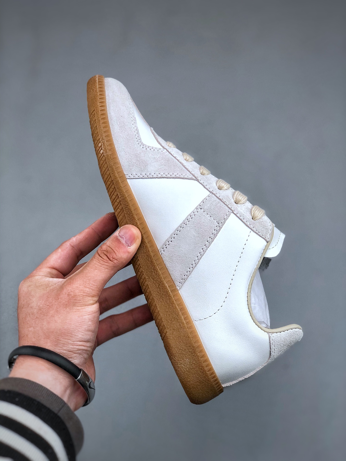 Maison Margiela 22 Classic Replica Leather Low Sneaker 系列低帮经典绅士德训平底百搭小白板鞋“黑焦糖底-Top High Quatity Cheap Sneakers Fashion Clothing Clothes Bags handbags Shoes of all Brand wholesale With The best Quality And Beautiful Price from China Factory Chinese suppliers wholesaler seller Maison Margiela 22 Classic Replica Leather Low Sneaker 系列低帮经典绅士德训平底百搭小白板鞋“黑焦糖底