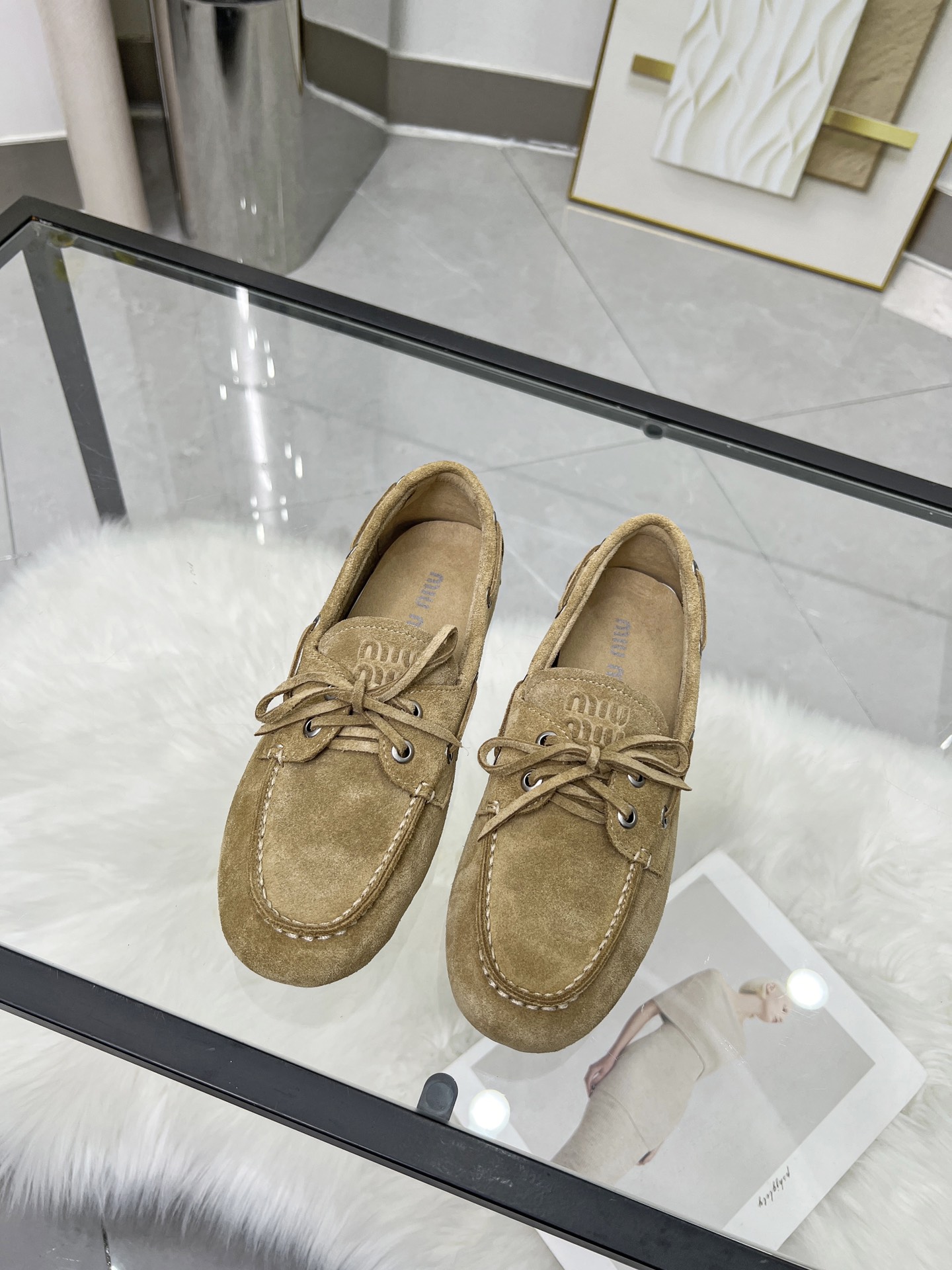 NO:227592,Miu mi 25-year early spring show new style ♀ color-grained retro loafers are coming, a must-have item for all year round. The upper adopts a custom retro color-grained top layer cowhide, making the whole pair of shoes reveal casualness and freedom. The upper adopts a simple lace-up bow design. In an instant, the whole pair of shoes became agile and lazy, which makes it easy to go out and quickly and casually. Exclusive molded rubber sole, soft, light, non-slip and wear-resistant. Size 35-40 (41 custom-made, no return or exchange), loafers, miumiu, loafers, cowhide19860909miu mi 25年早春走秀新款♀擦色复古乐福鞋火爆来袭,常年穿搭必备单品 鞋面采用定制复古擦色头层牛皮上复古的做旧擦色工艺,使整双鞋都透露着随性和洒脱,鞋面采用简约系带蝴蝶结设计,一瞬间整双鞋灵动了起来懒人一脚蹬设计,出门方便快捷随意凹造型 独家开模橡胶大底,柔软轻便还防滑耐磨 码数35一40（41定做不退换）,乐福鞋,miumiu,loafers,cowhide,Women's Shoes